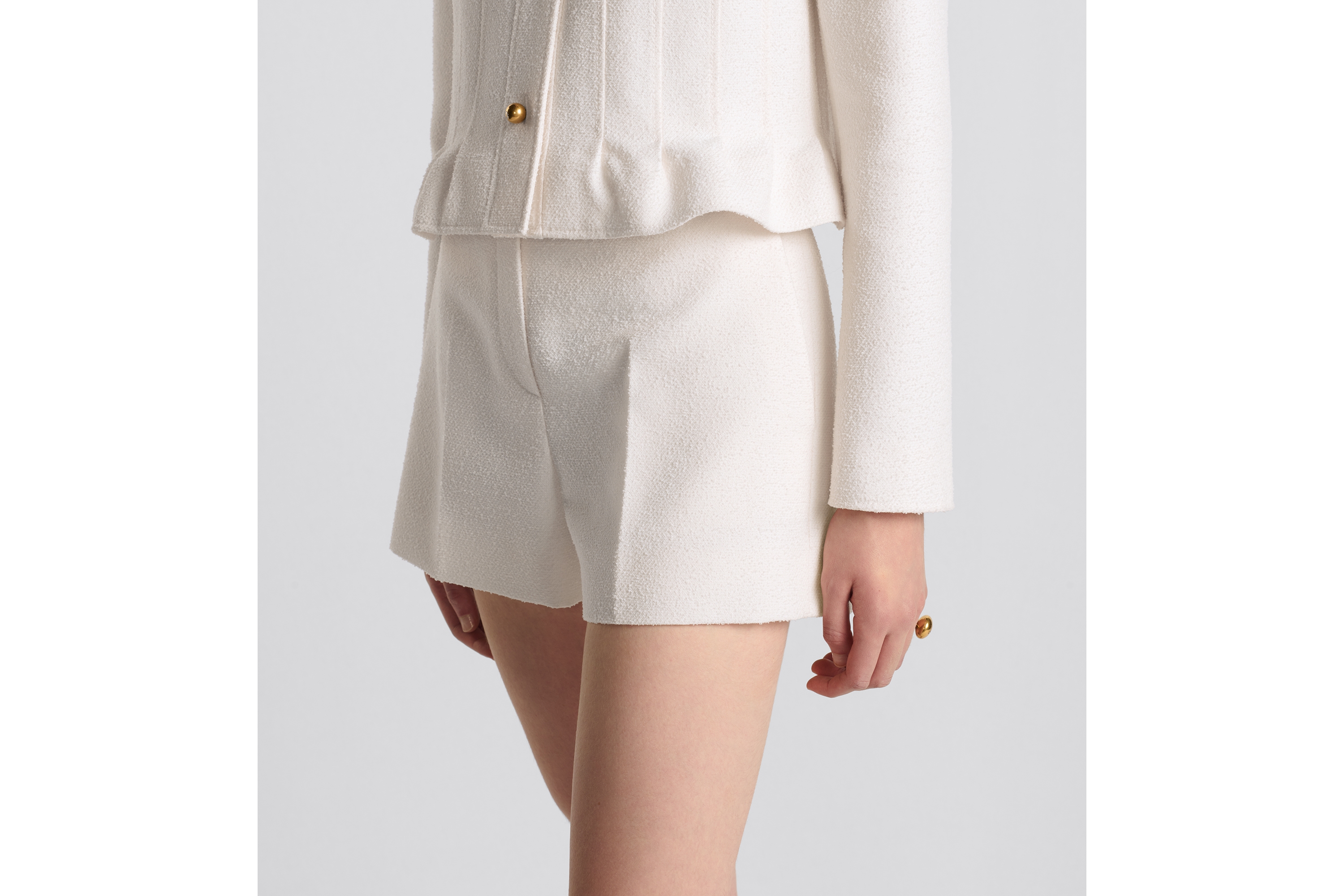 쇼츠 에크루 버진 울 & 실크 부클레 E10