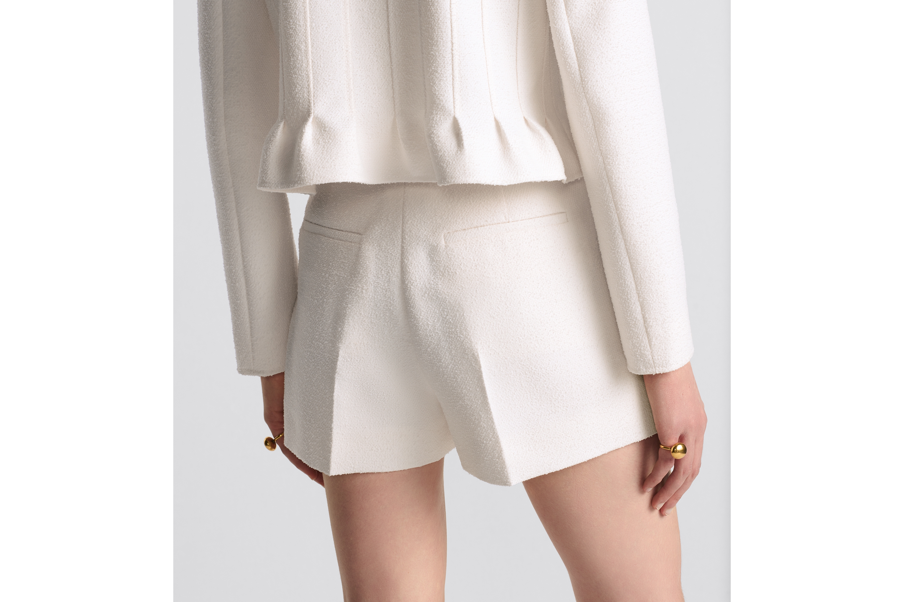 쇼츠 에크루 버진 울 & 실크 부클레 E16