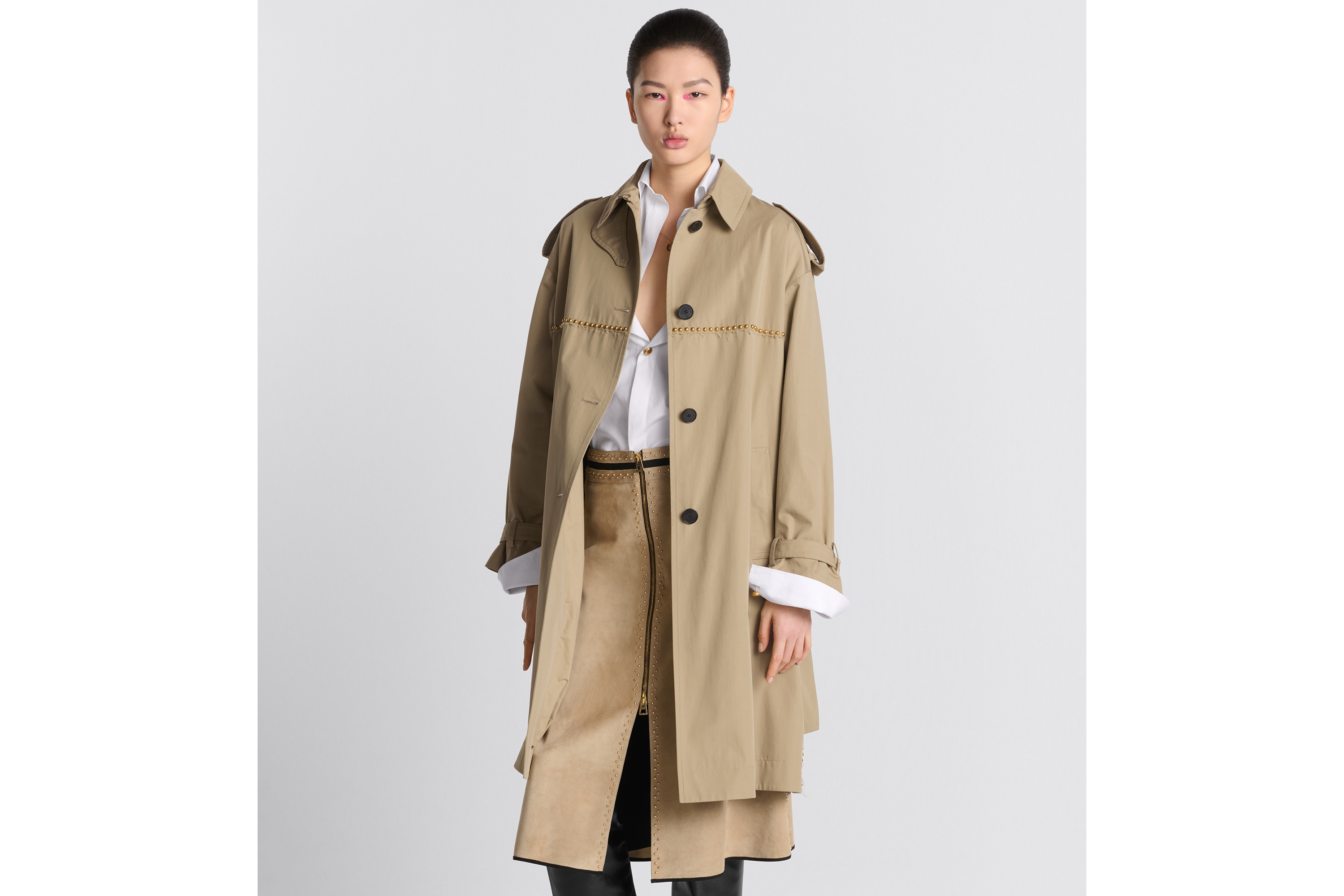 Trench coat bordado Gabardine de algodão bege e tachas com acabamento ...