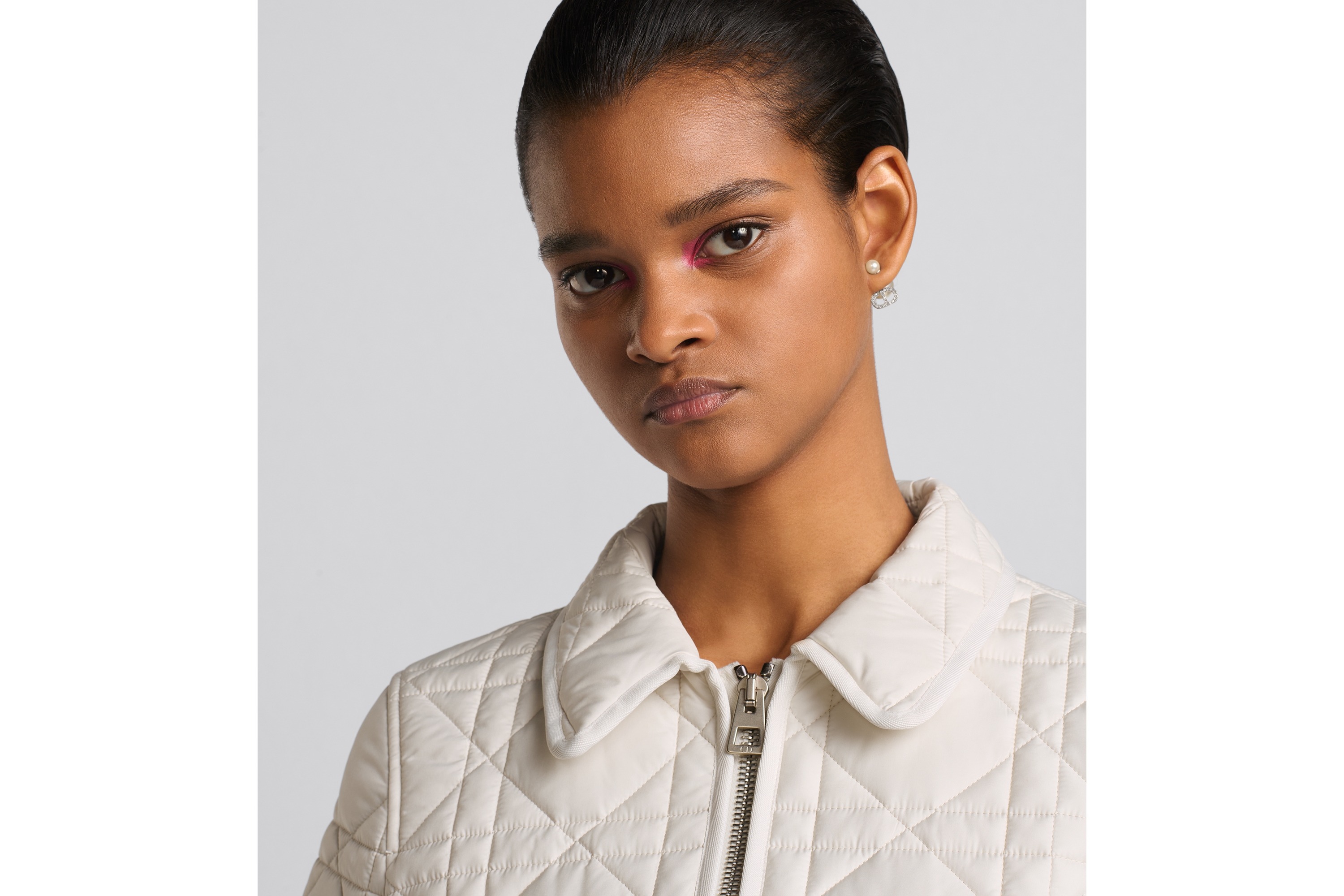 look_image_alt_prefix Dior Tribales Ohrringe Metall mit Silber-Finish und Kunstharzperlen in Weiß sowie Kristalle in Silberfarbe E07