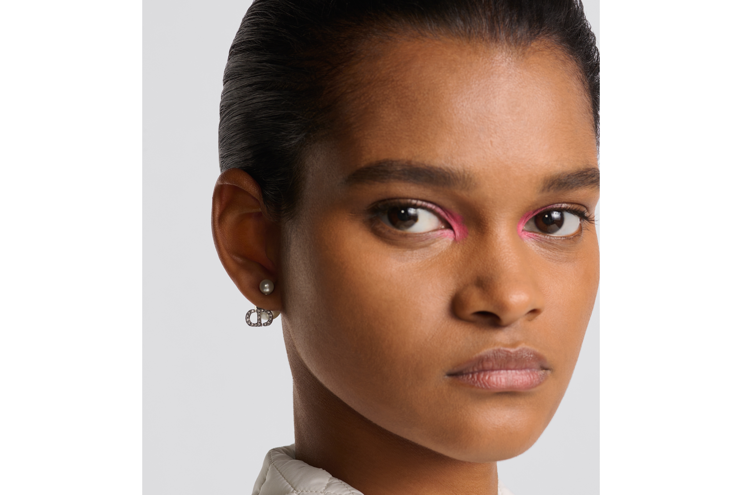 look_image_alt_prefix Dior Tribales Ohrringe Metall mit Silber-Finish und Kunstharzperlen in Weiß sowie Kristalle in Silberfarbe E08