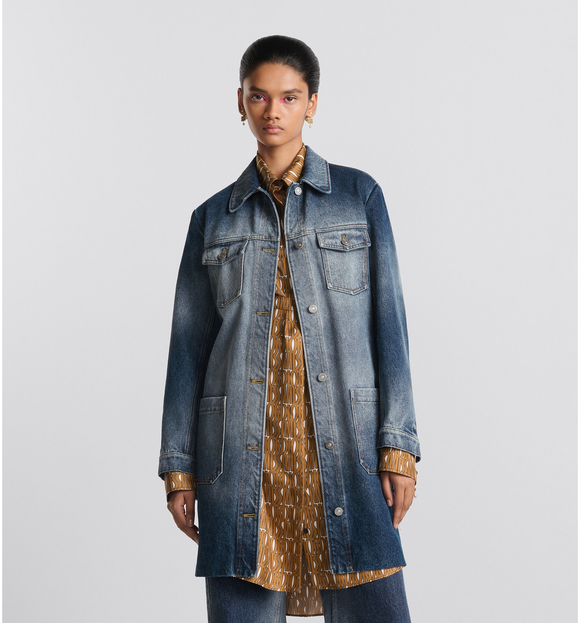 Veste longue ceinturee Denim de coton delave bleu a interieur Dior Oblique DIOR