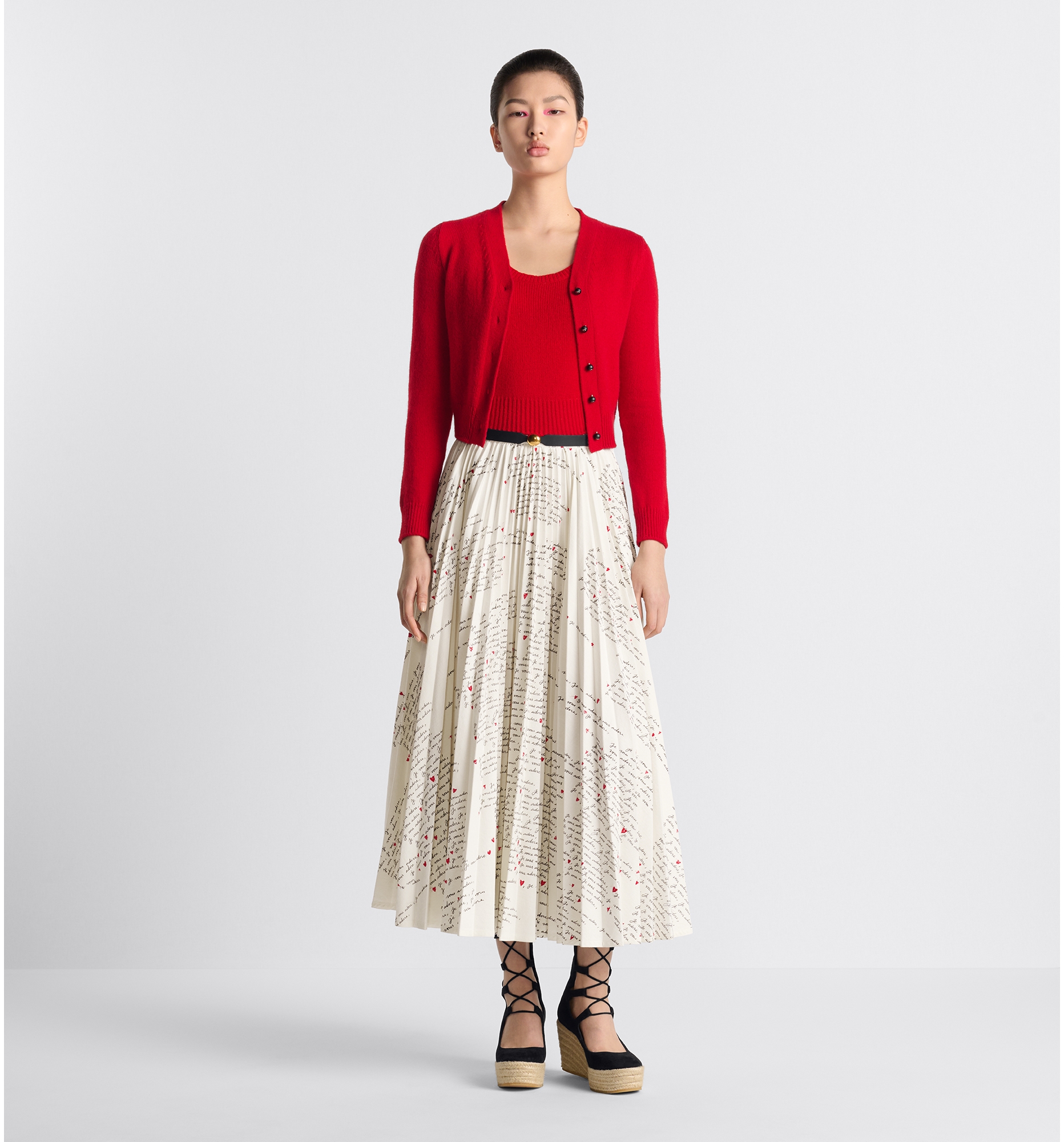 Mid length defaulted pleated skirts how to wear