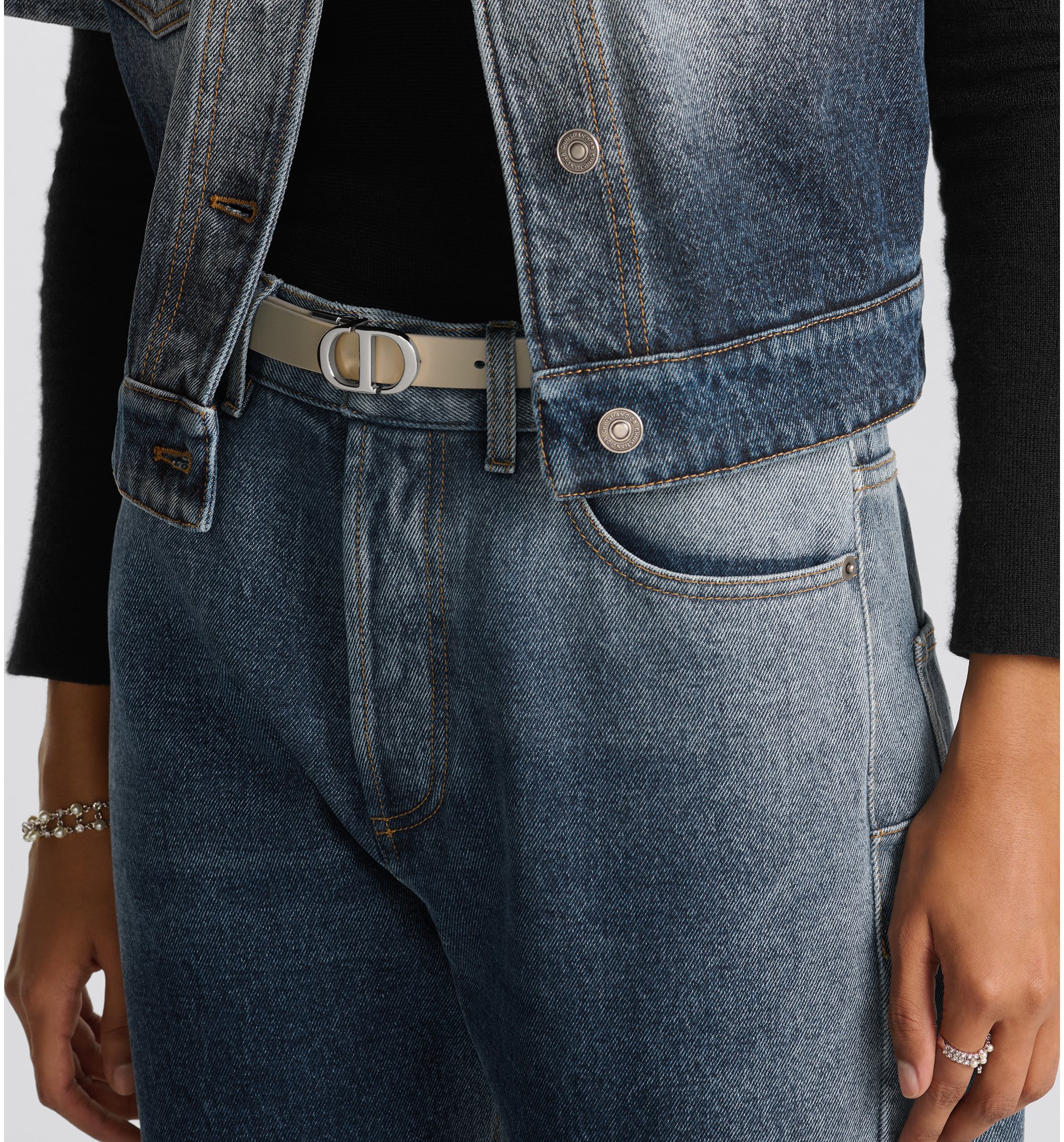 aria_look 30 Montaigne Reversible Belt Worn view