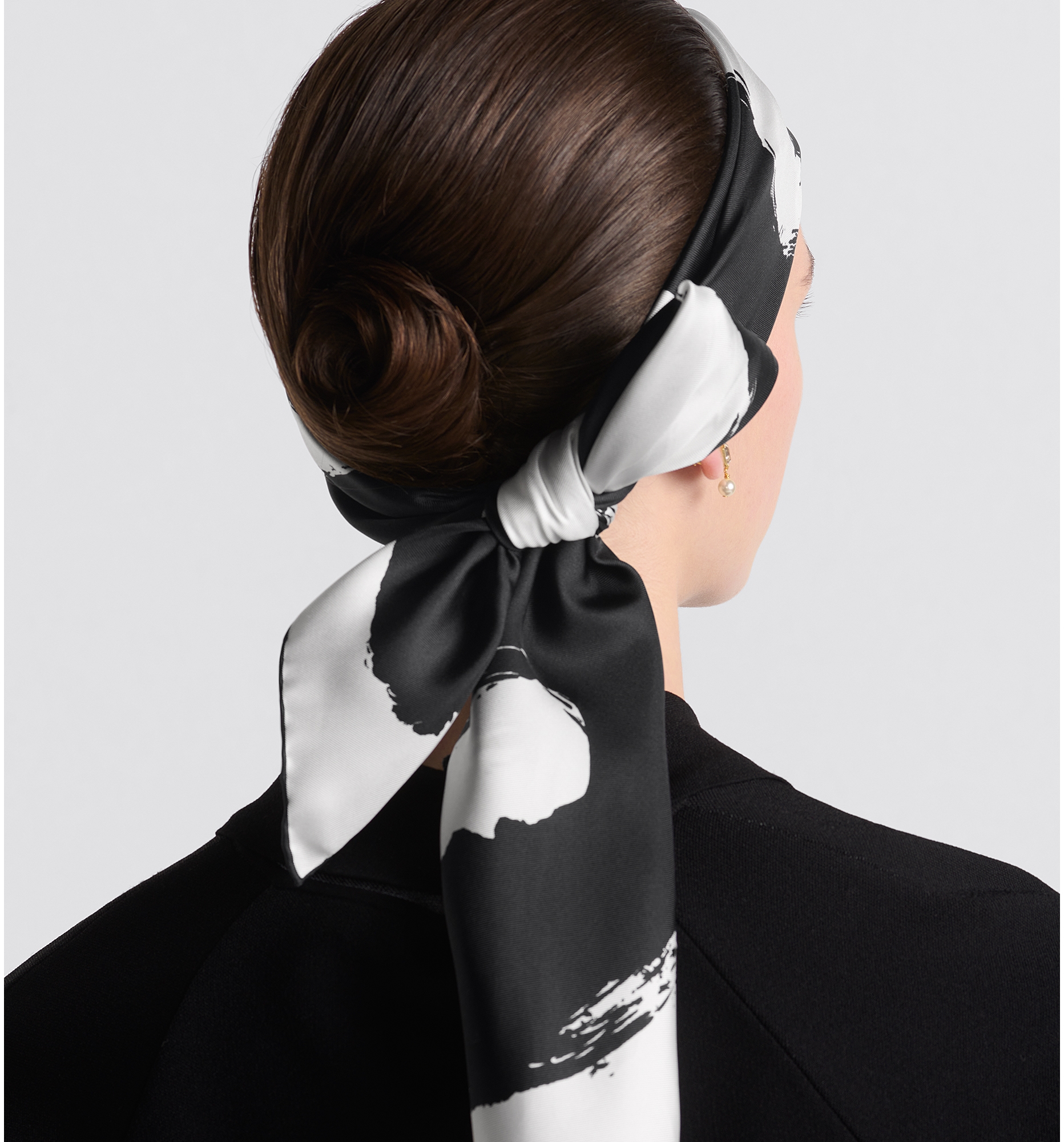aria_look Foulard quadrato Miss Dior Graffiti 90 aria_detailedView