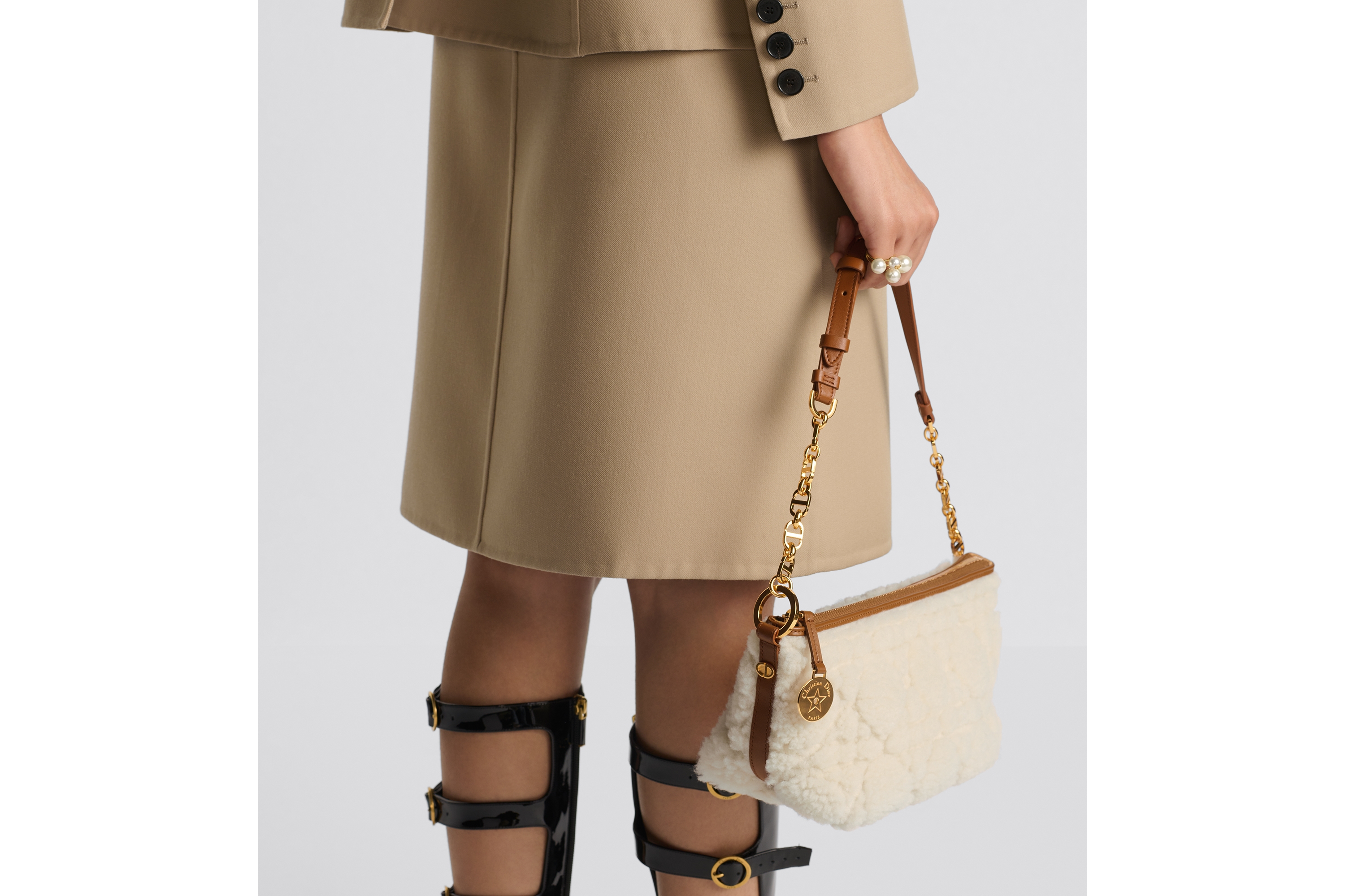 look_image_alt_prefix Diorstar-hobotas met kettingriem Ecrukleurig lamsleer met Cannage-motief en schapenwol E17