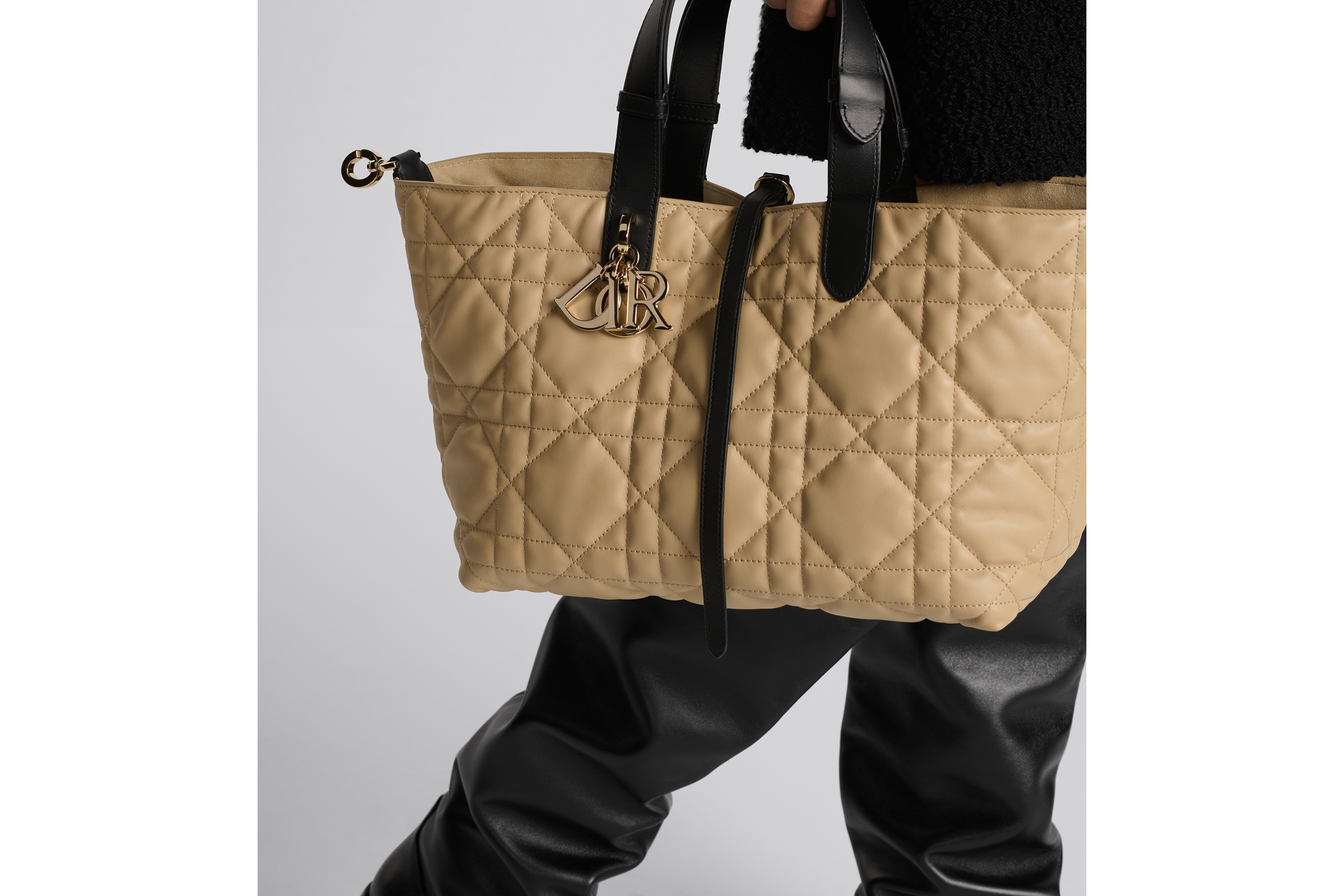 Look Medium Dior Toujours Bag Rope Beige and Black Macrocannage Calfskin E17