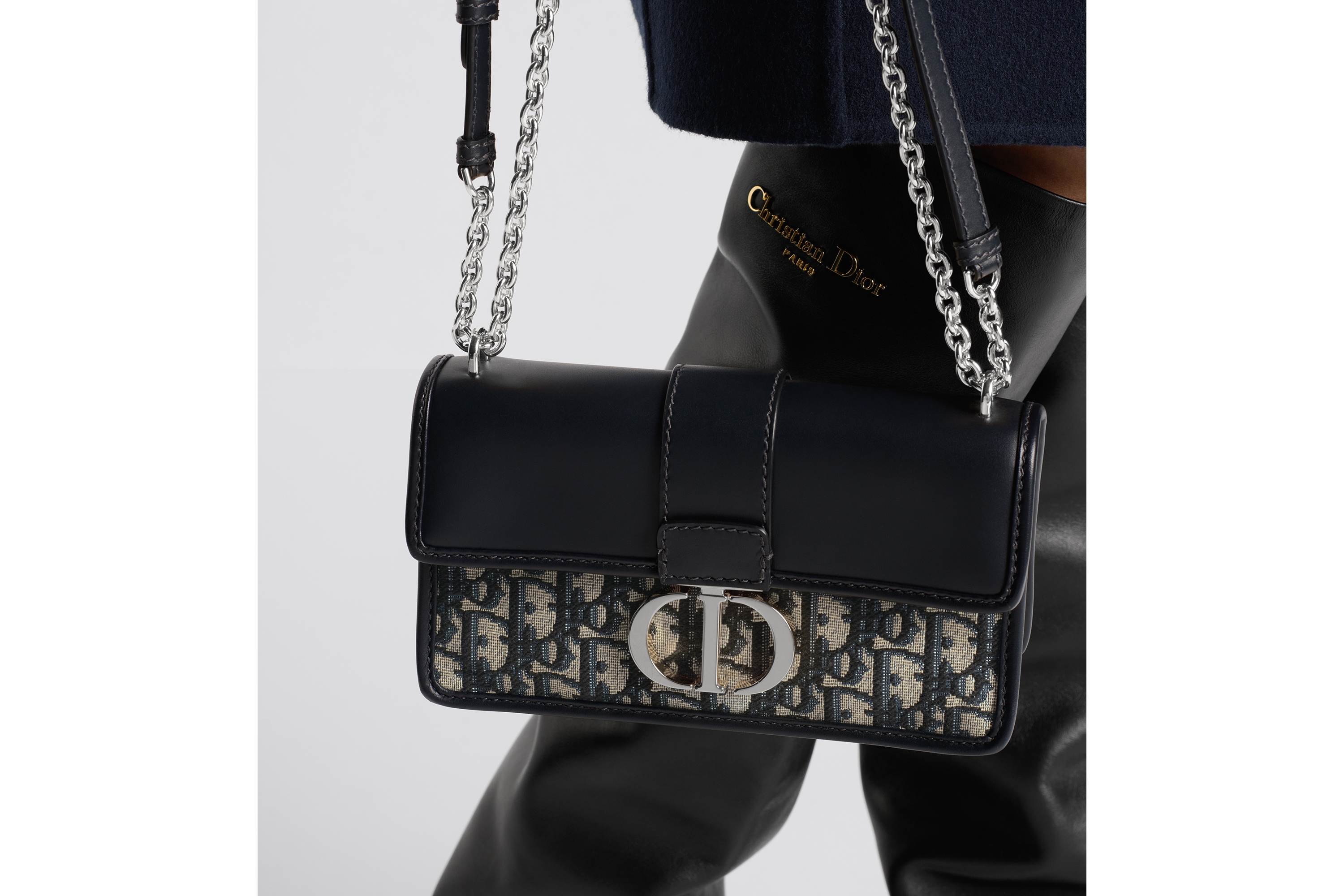 Look 30 Montaigne East-West Bag with Chain Blue Dior Oblique Jacquard and Smooth Calfskin E17