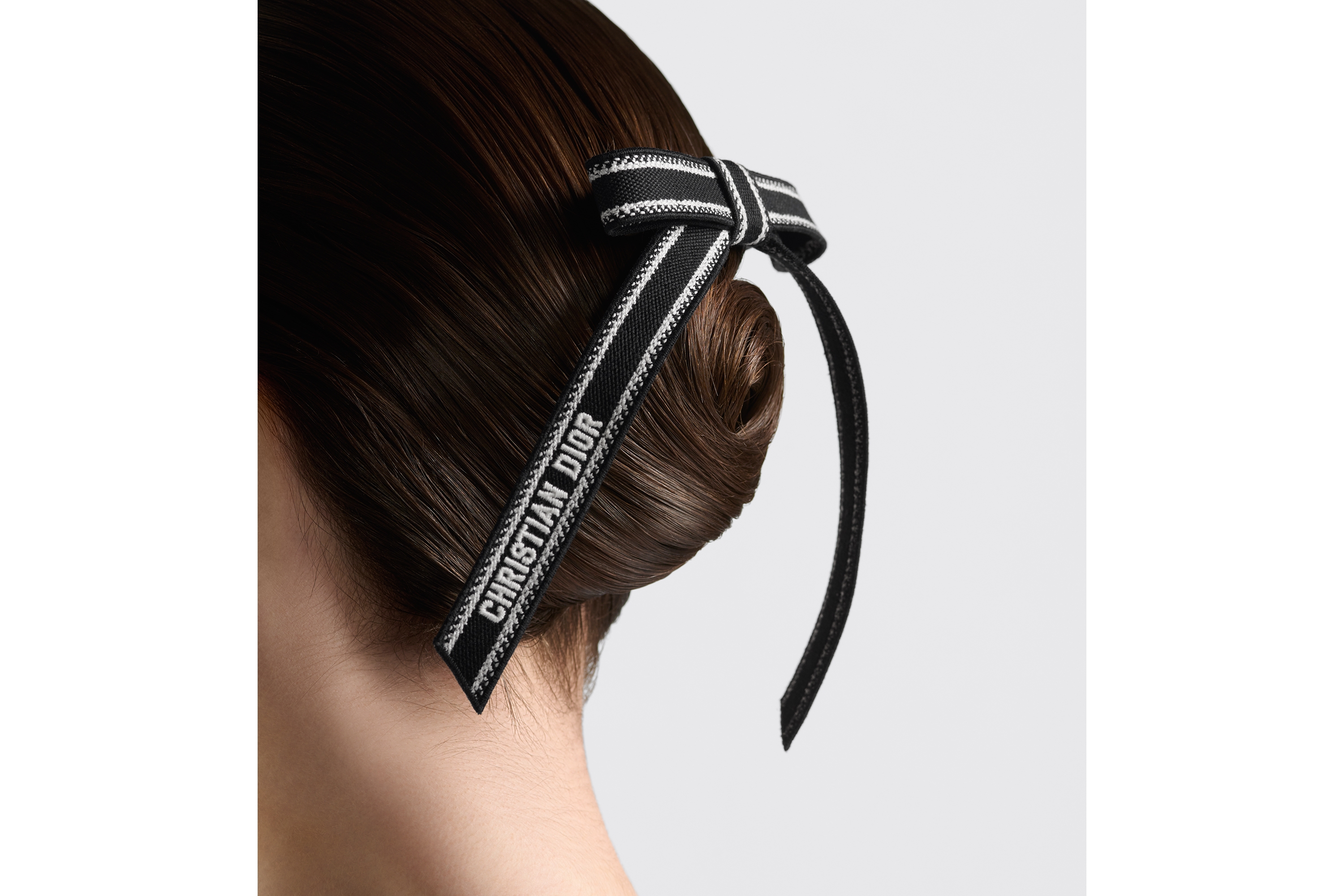 Look Christian Dior Embroidered Dior Twist Bow Black and White Embroidery E17