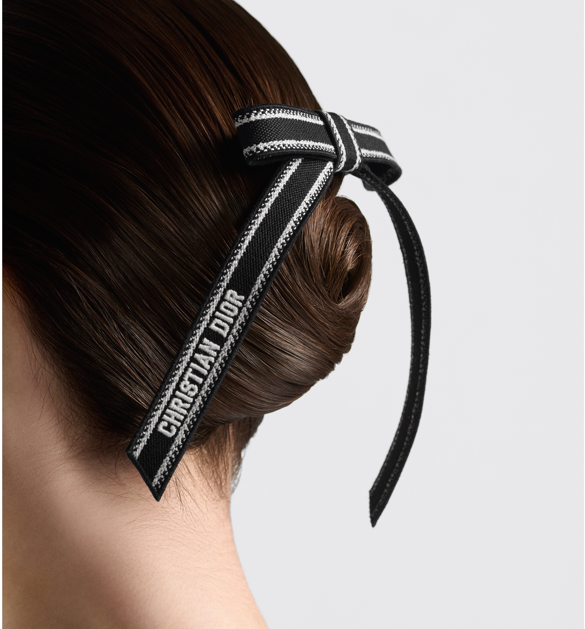 Dior twisting outlet