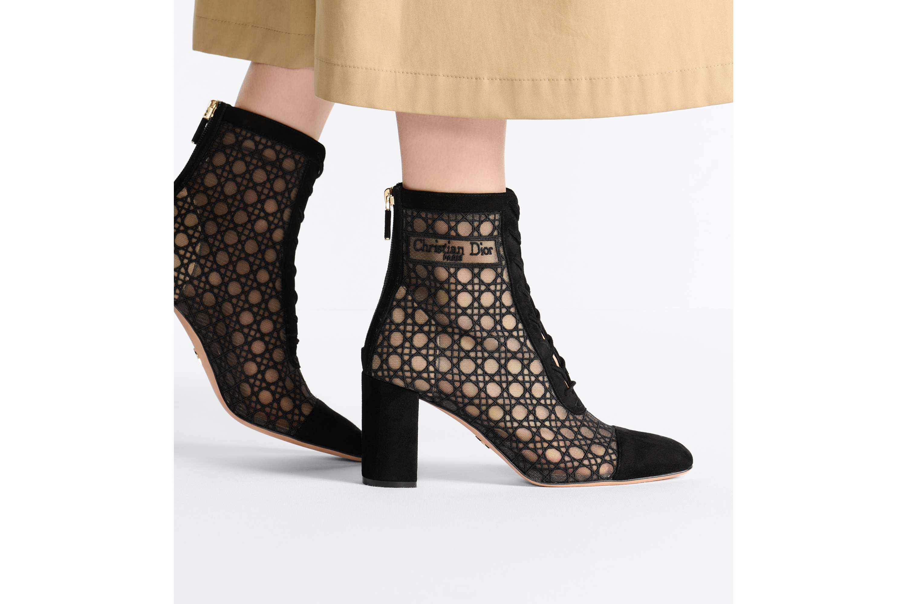 look_image_alt_prefix Stivaletto con tacco Naughtily-D Mesh trasparente ricamato con motivo Cannage nero e pelle di capra scamosciata E15