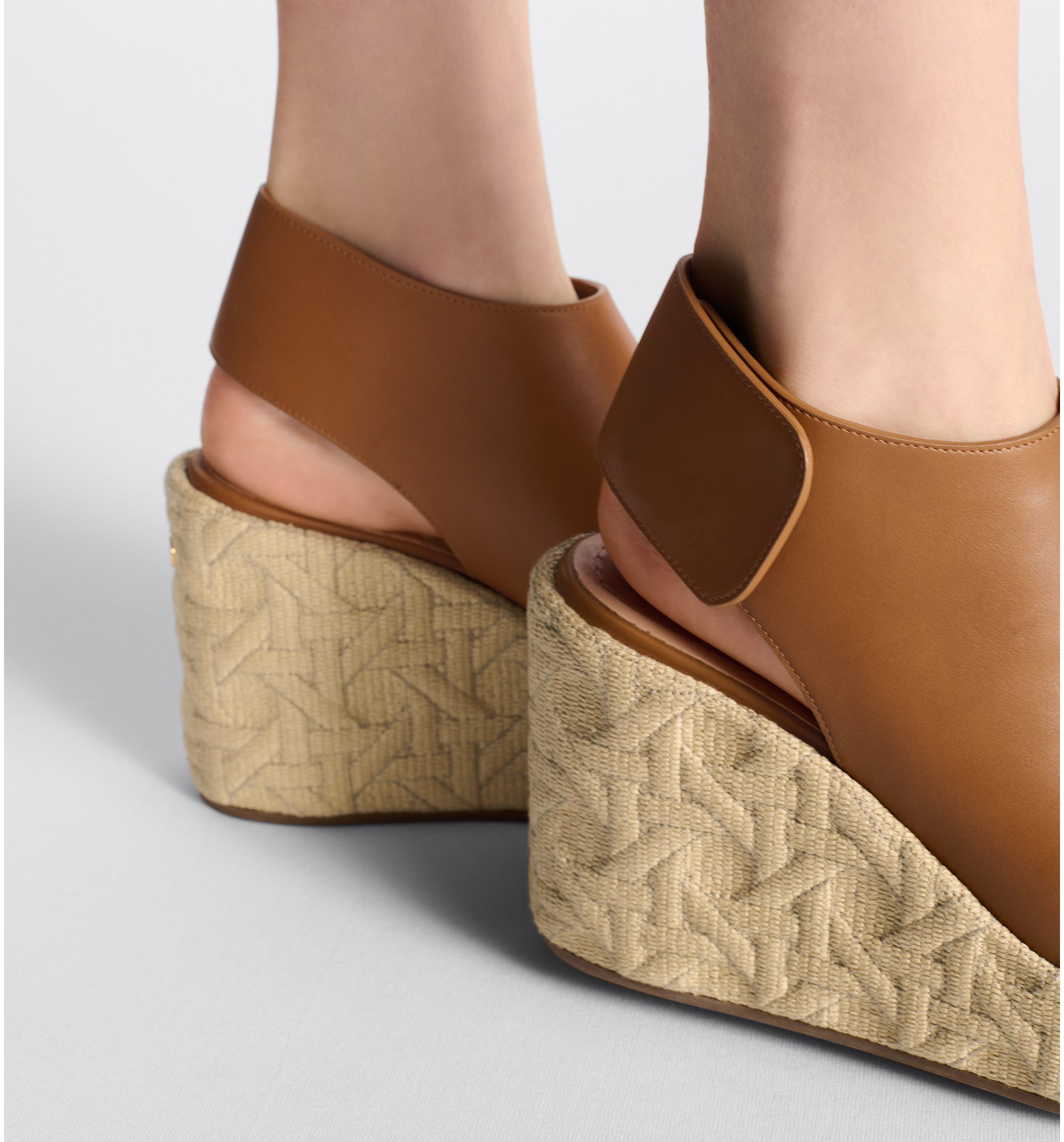 aria_look Attitude Dior Wedge Sandal