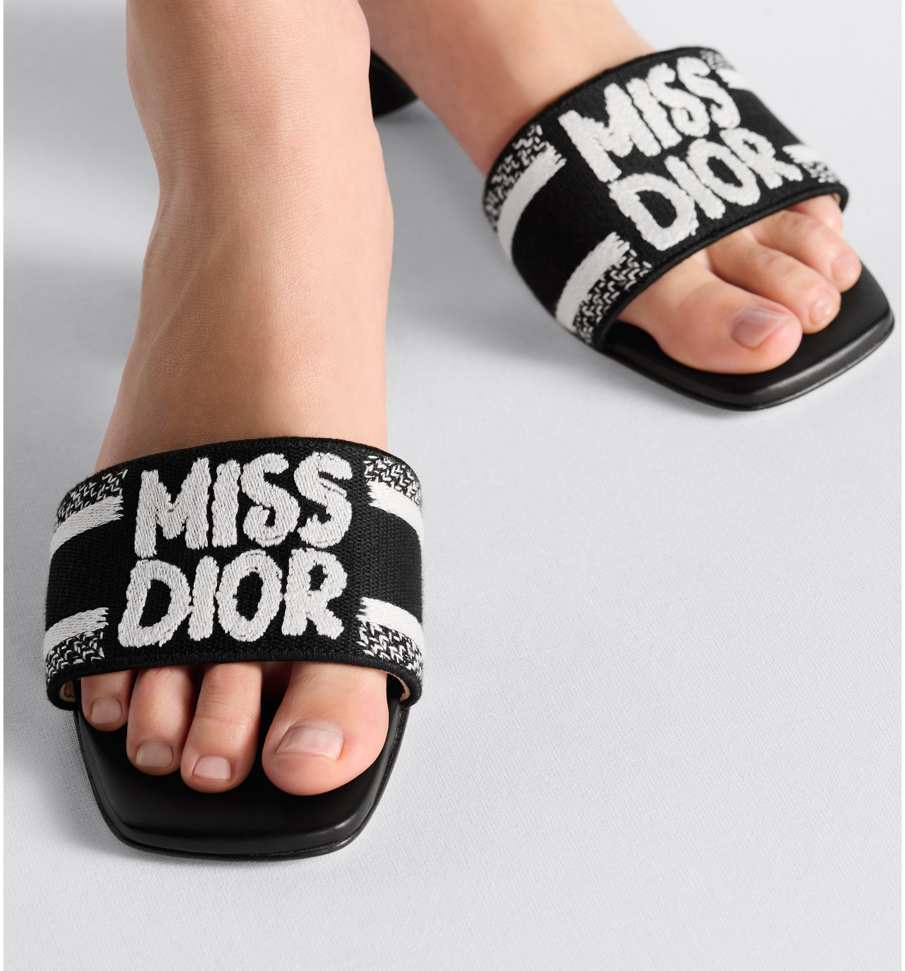 aria_look Dway Heeled Slide