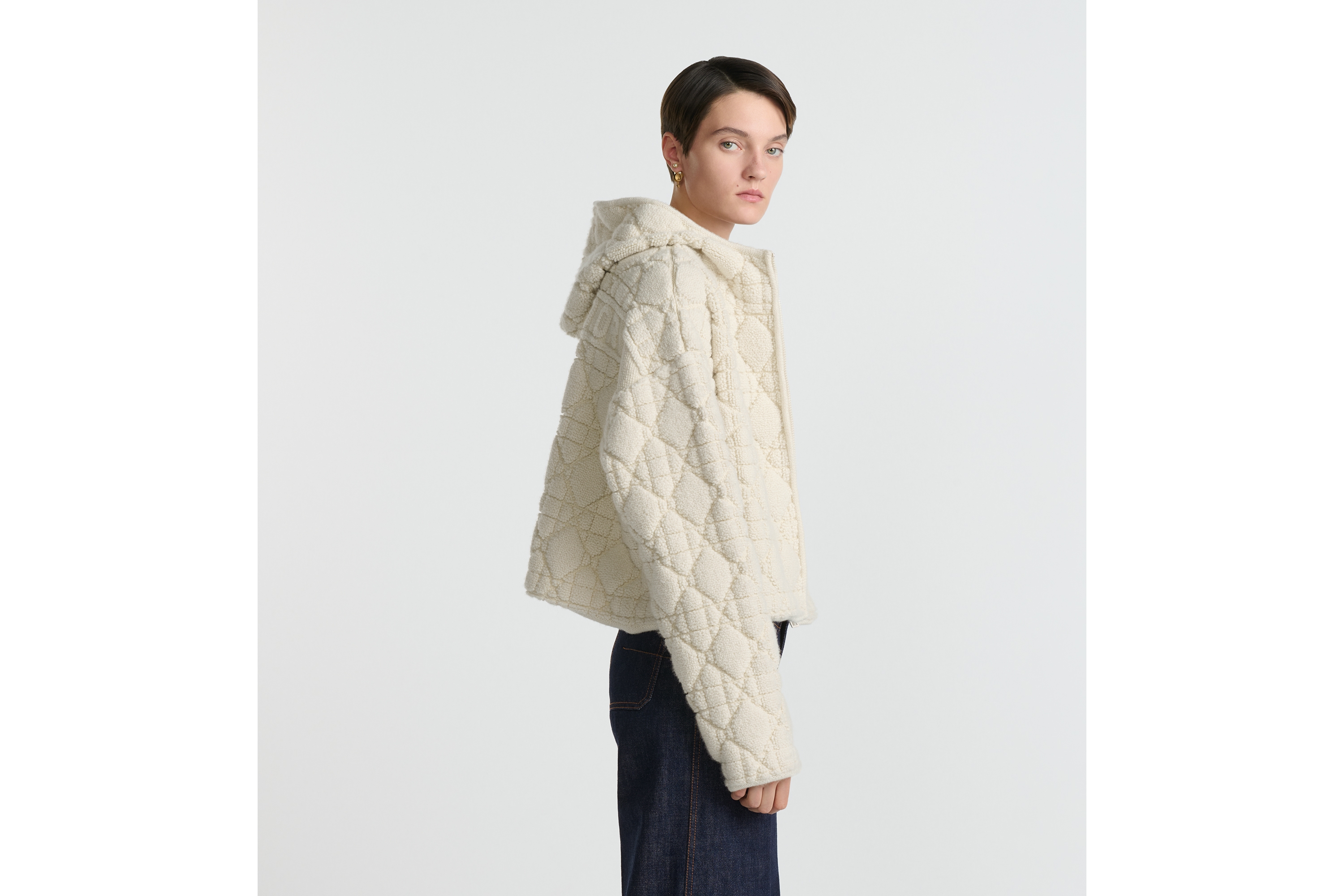 look_image_alt_prefix เสื้อคาร์ดิแกนแบบมีซิปและมีฮู้ดลาย Cannage งานถักผ้าวูลผสมผ้าแคชเมียร์สีเอครูแบบมีพื้นผิว E05