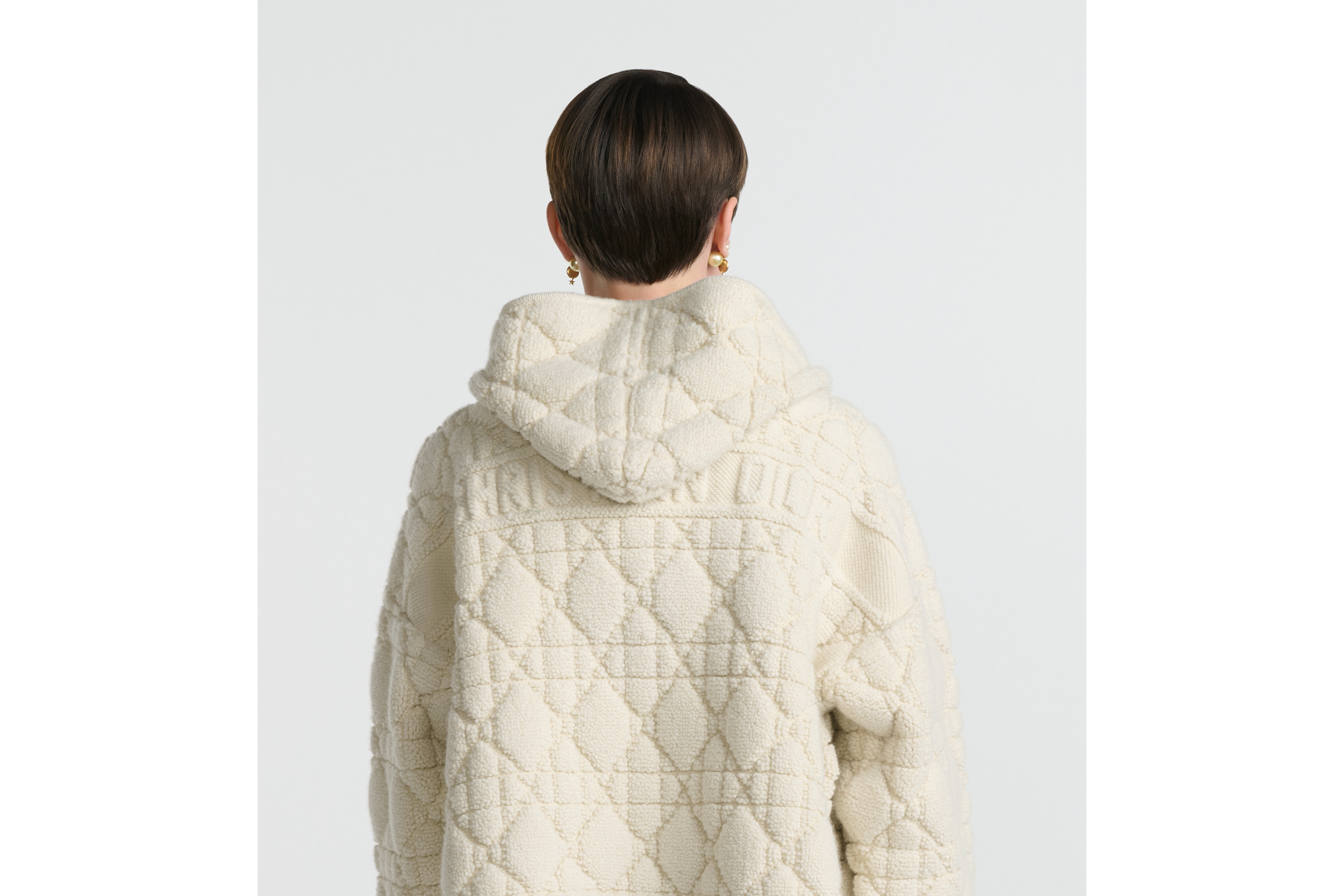 look_image_alt_prefix เสื้อคาร์ดิแกนแบบมีซิปและมีฮู้ดลาย Cannage งานถักผ้าวูลผสมผ้าแคชเมียร์สีเอครูแบบมีพื้นผิว E06