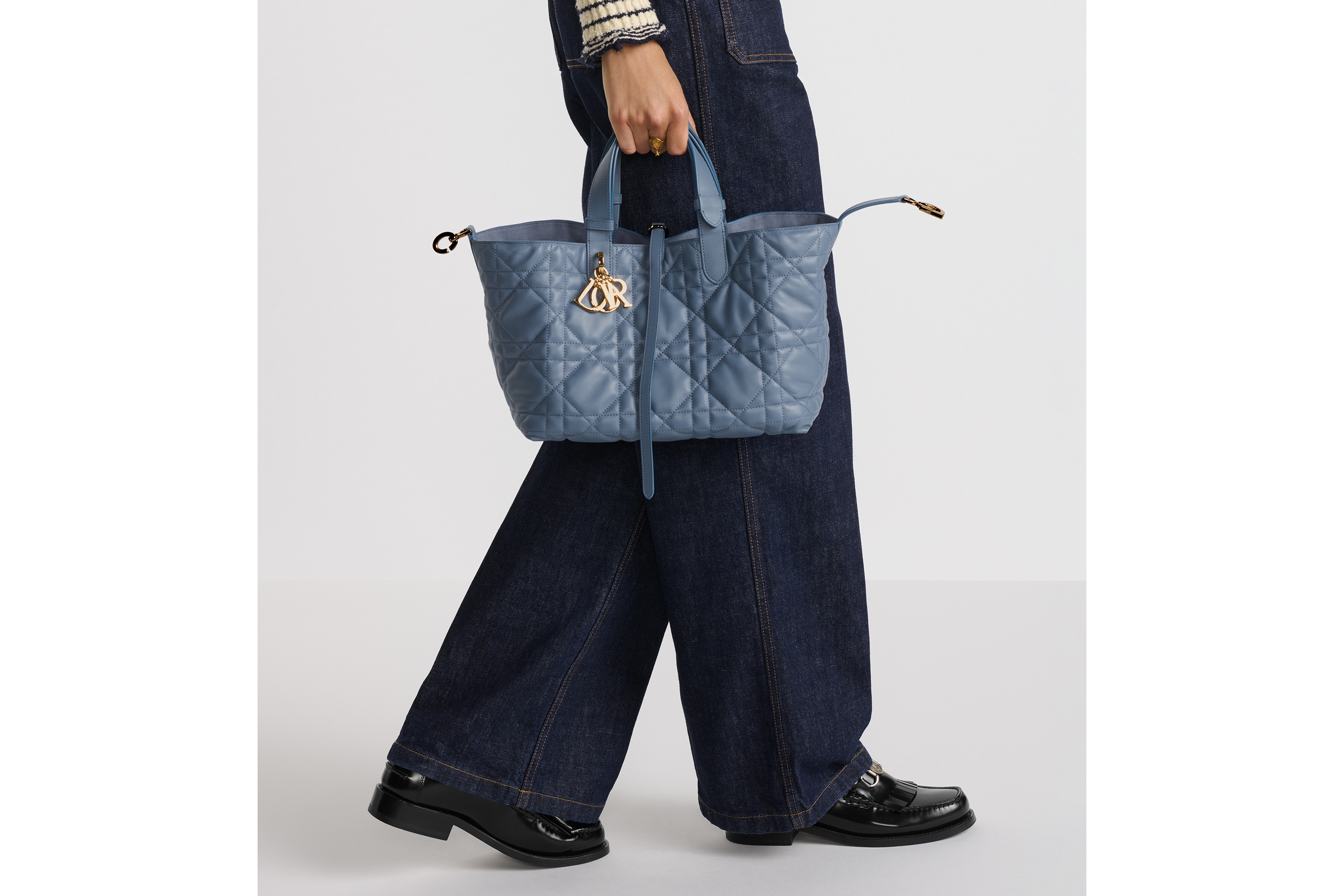 Look Sac Dior Toujours Medium Cuir de veau Macrocannage bleu denim E11