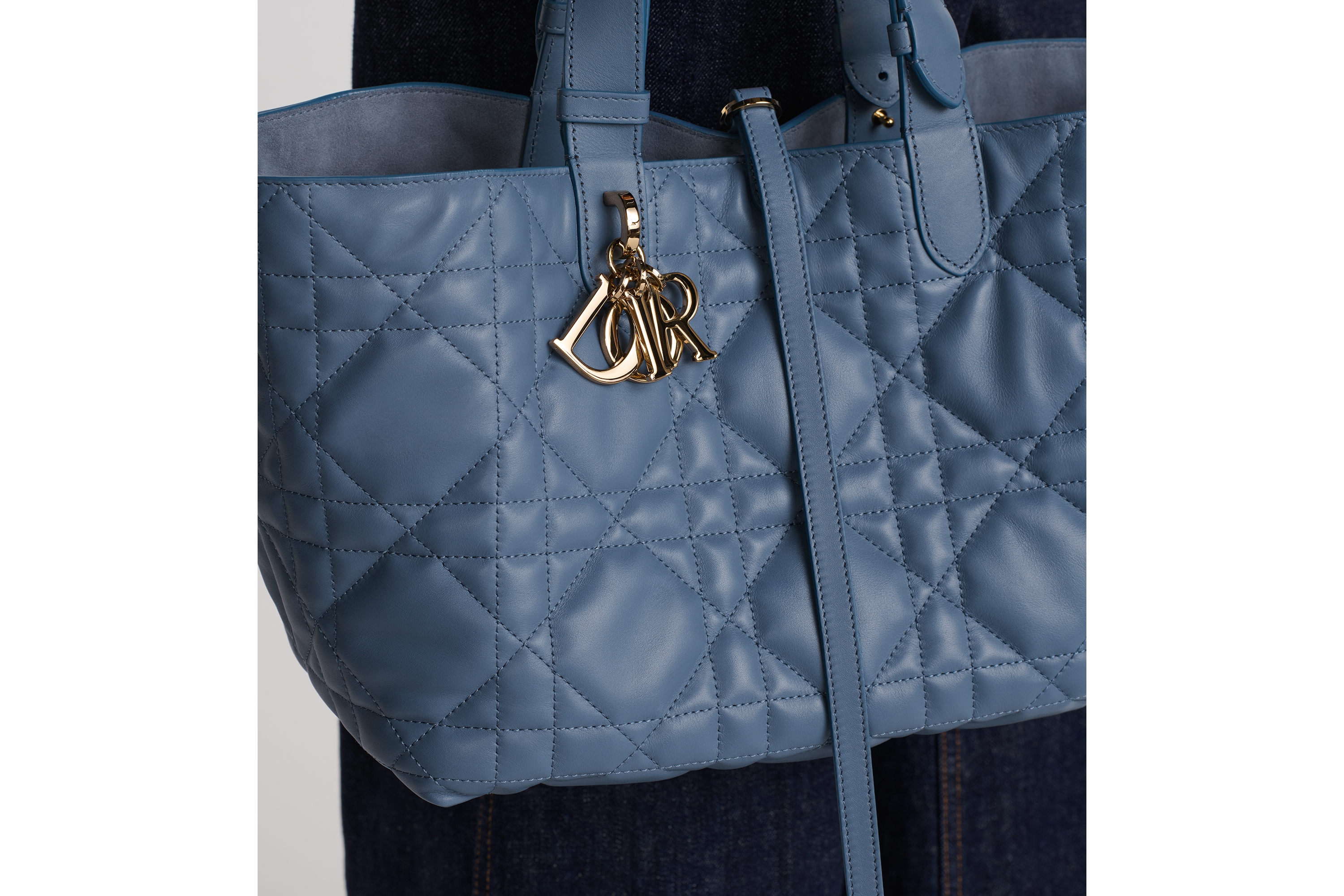 Look Sac Dior Toujours Medium Cuir de veau Macrocannage bleu denim E17