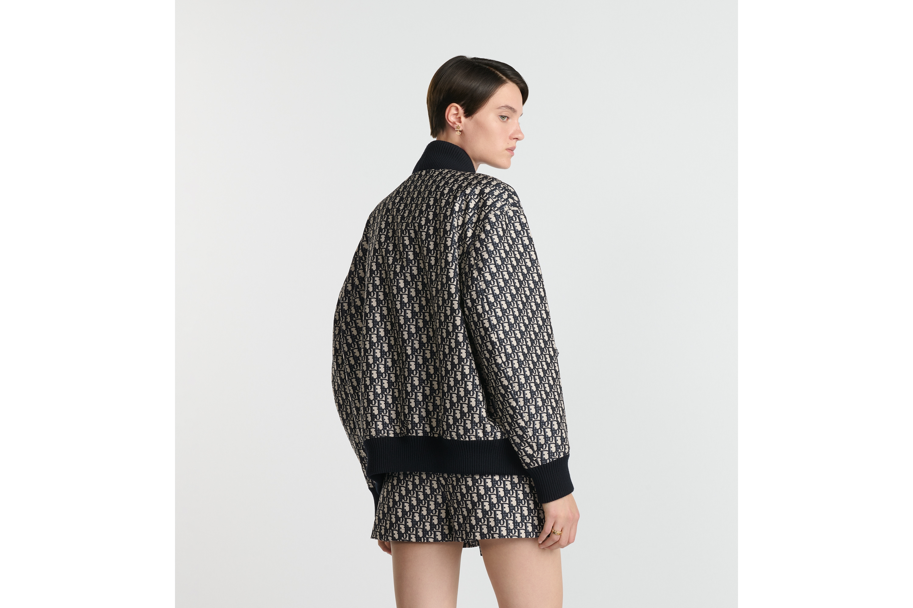 look_image_alt_prefix Wattierte Bomberjacke Funktions-Jacquardtaft mit Dior Oblique Motiv in Blau und Ecru E06