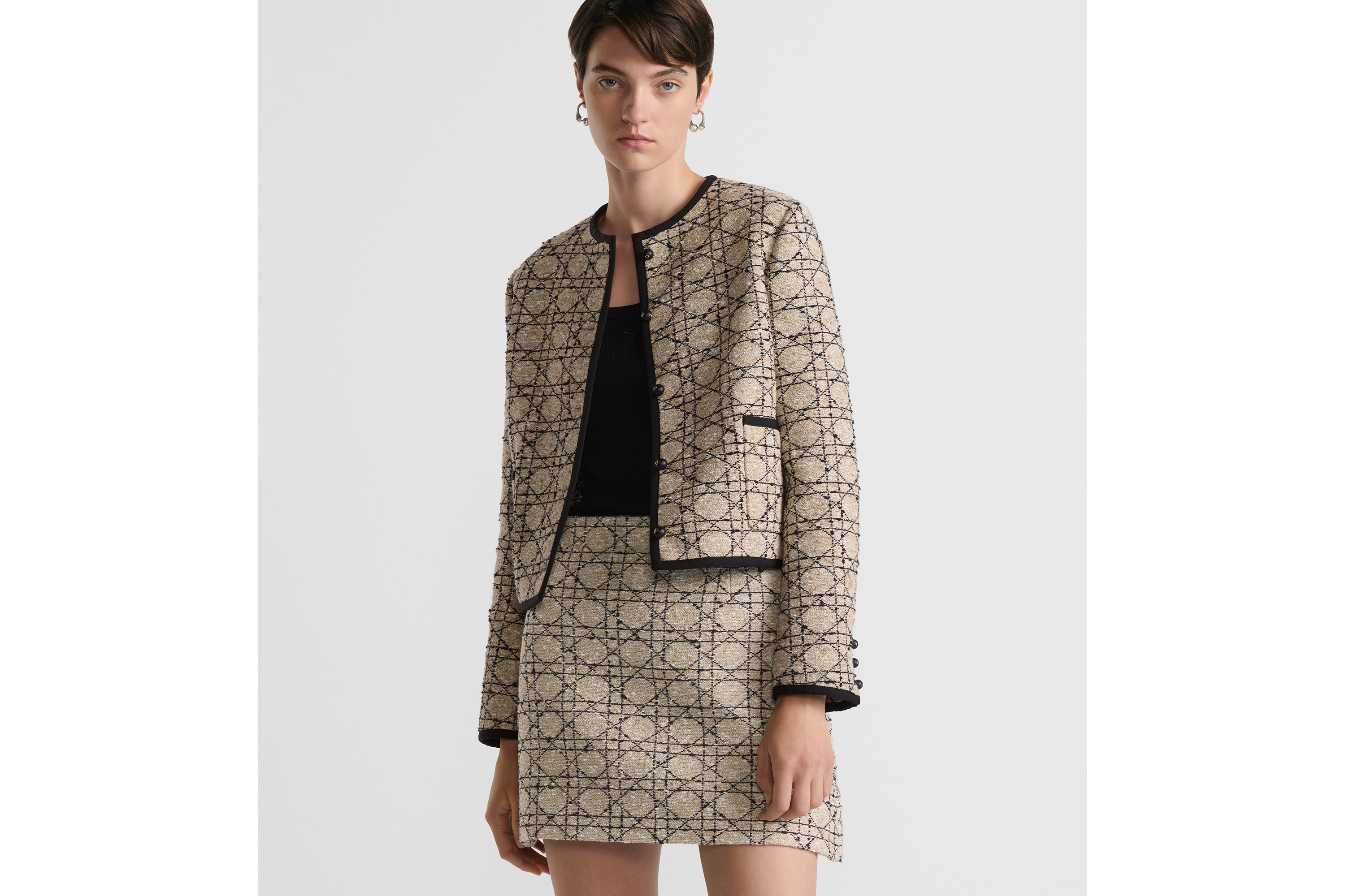 look_image_alt_prefix Blazer Cannage cropped Tweed com mescla de algodão bege e preta E04