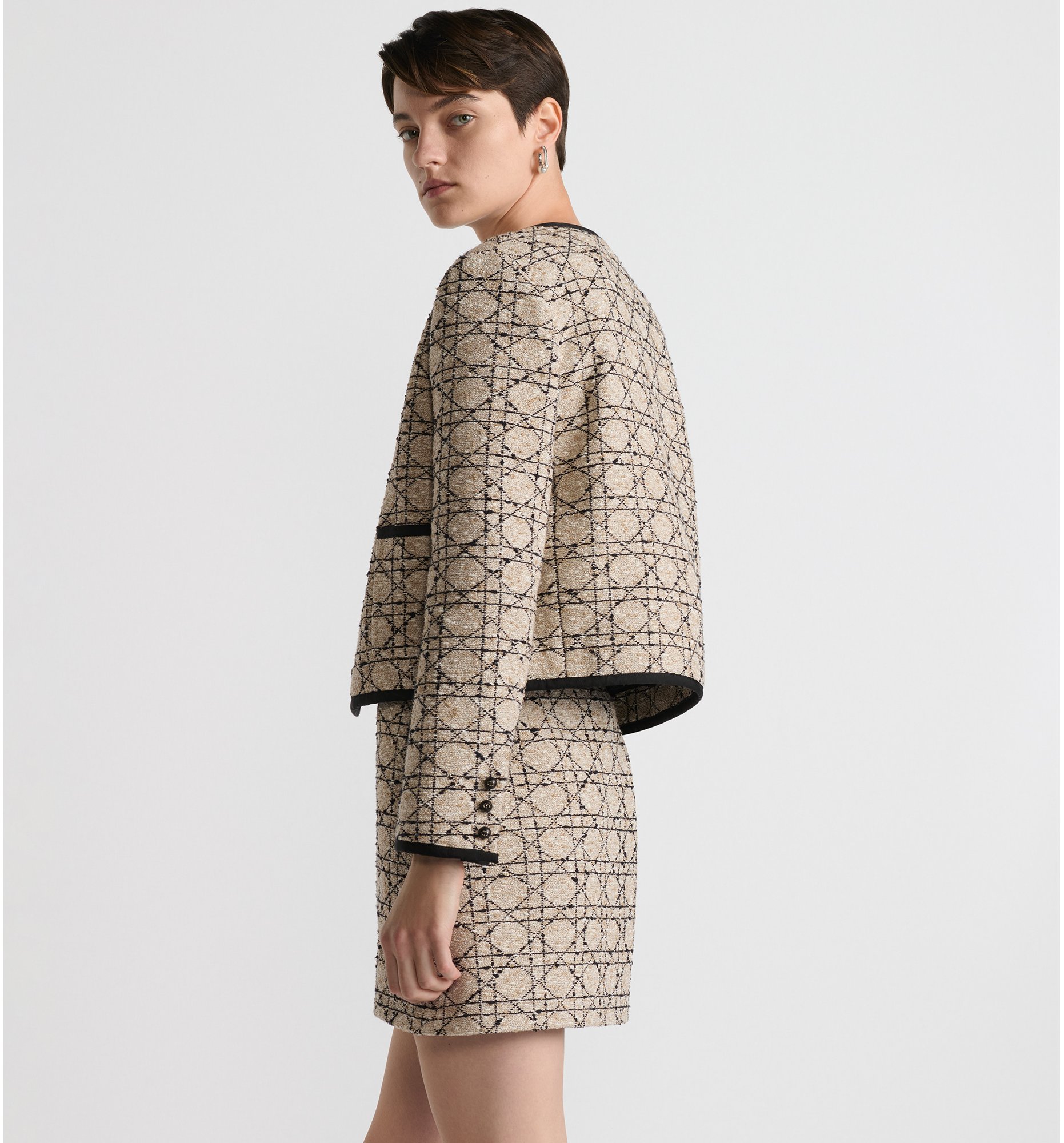 aria_look Cannage 藤格紋圖案短版外套 aria_threeQuarterBackView
