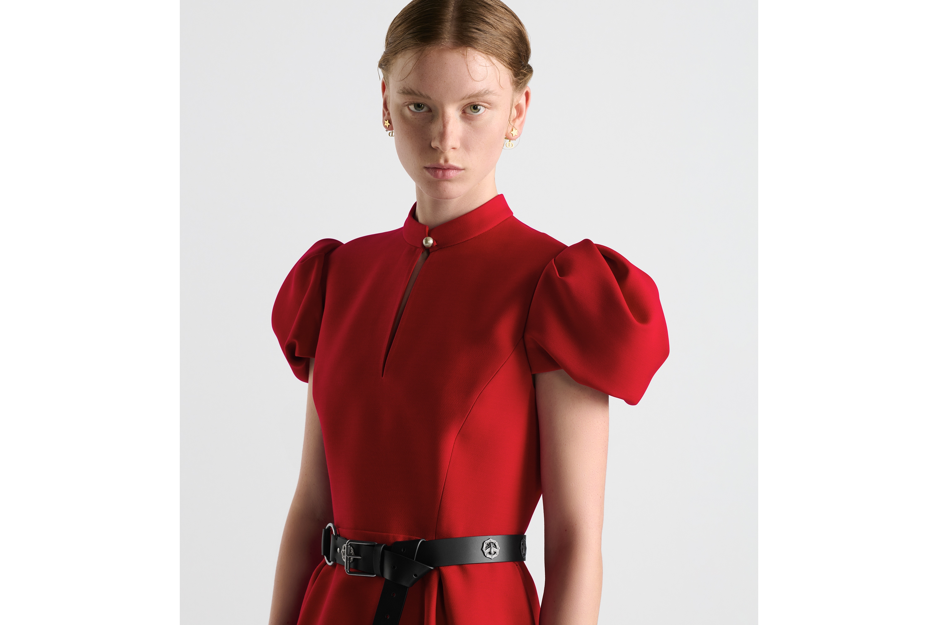 Kurzes Kleid mit Gürtel Leichtes Wolltuch und Seide in leuchtendem Rot ...