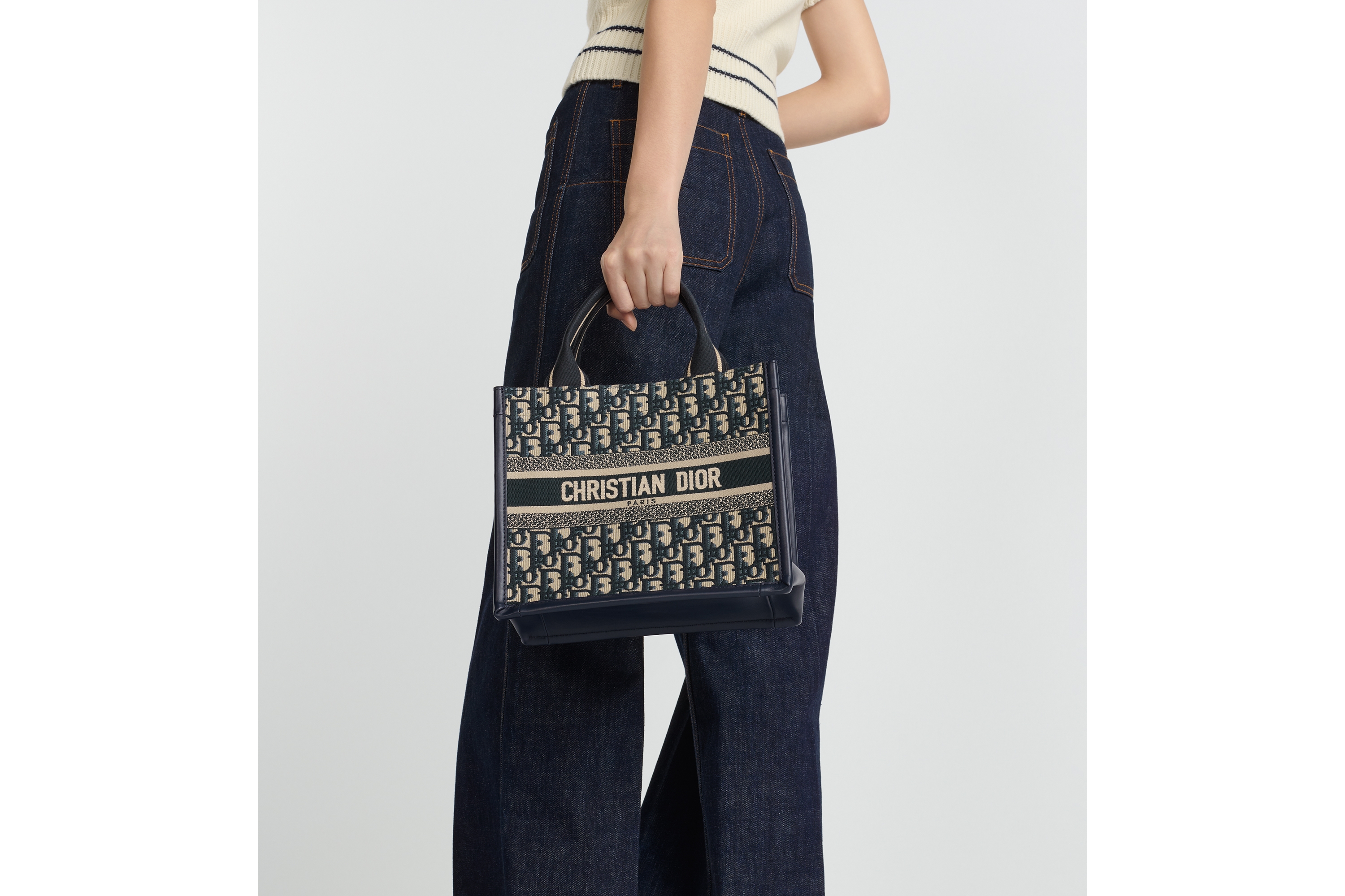 Look Small Dior Book Tote Blue Dior Oblique Embroidery and Calfskin (26.5 x 22 x 14 cm) E10