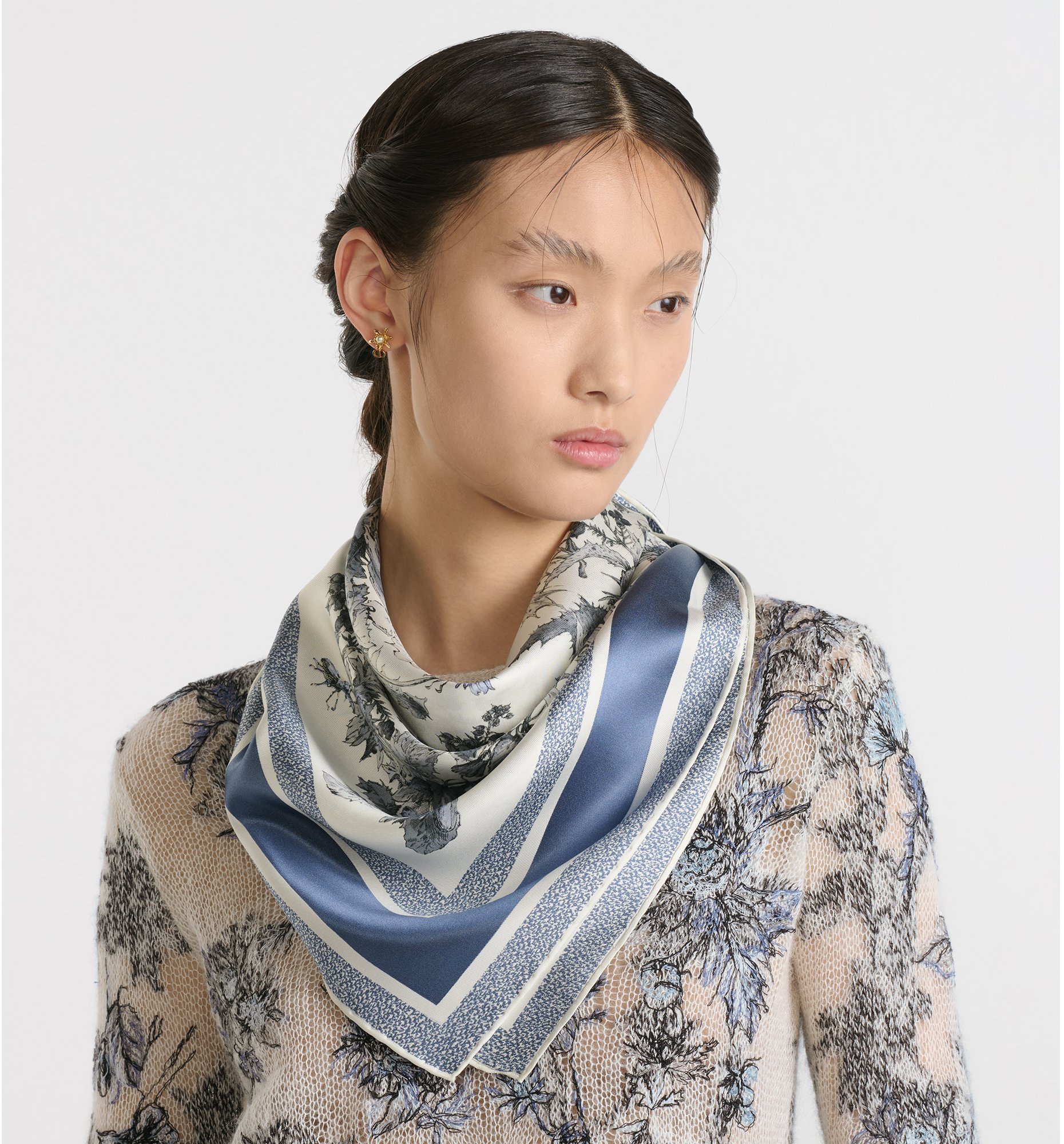 aria_look Dior Chardons 90 Square Scarf Back view