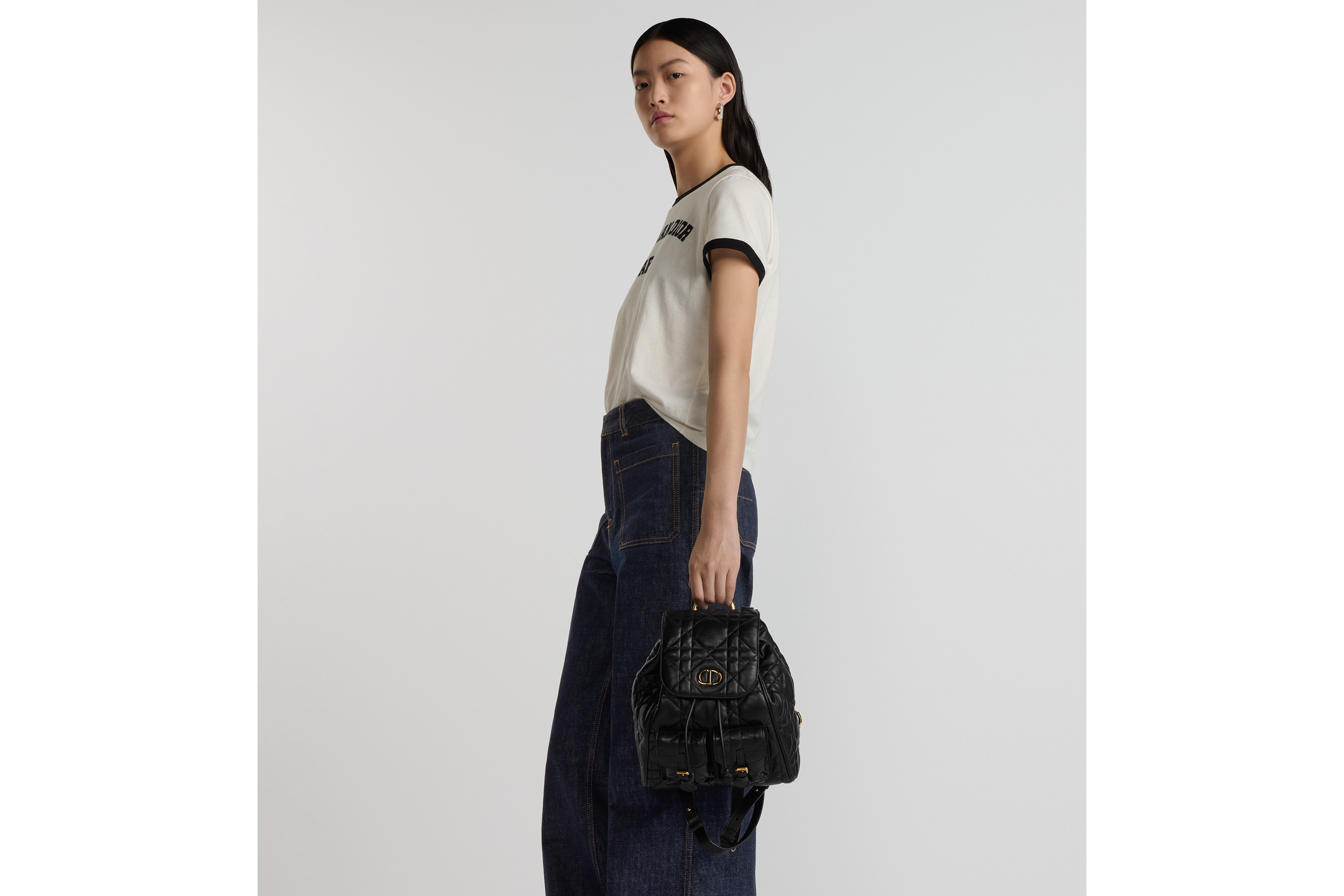 look_image_alt_prefix Middelgrote Dior Caro-rugzak Zwart lamsleer met Macrocannage-motief E05