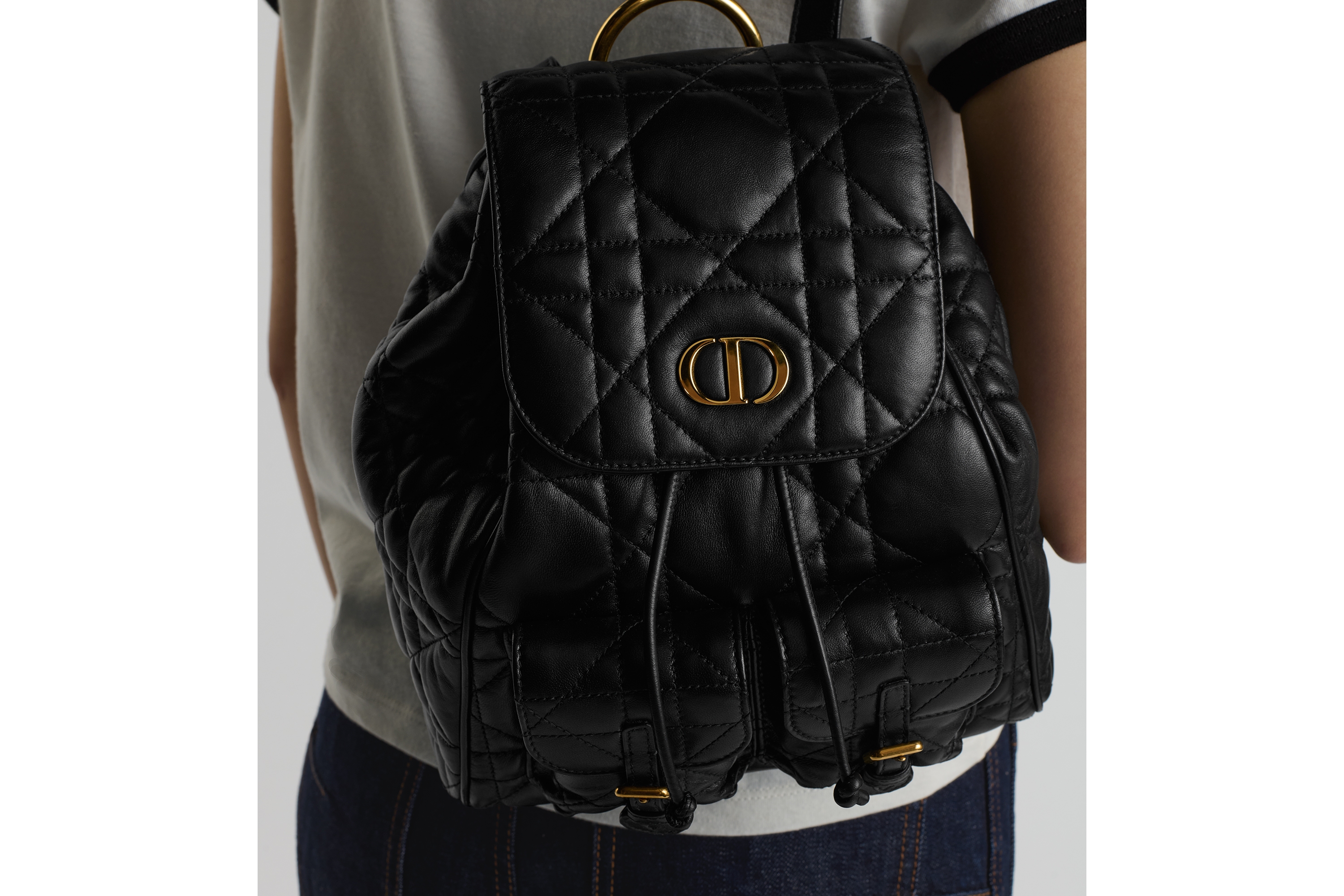 look_image_alt_prefix Middelgrote Dior Caro-rugzak Zwart lamsleer met Macrocannage-motief E06