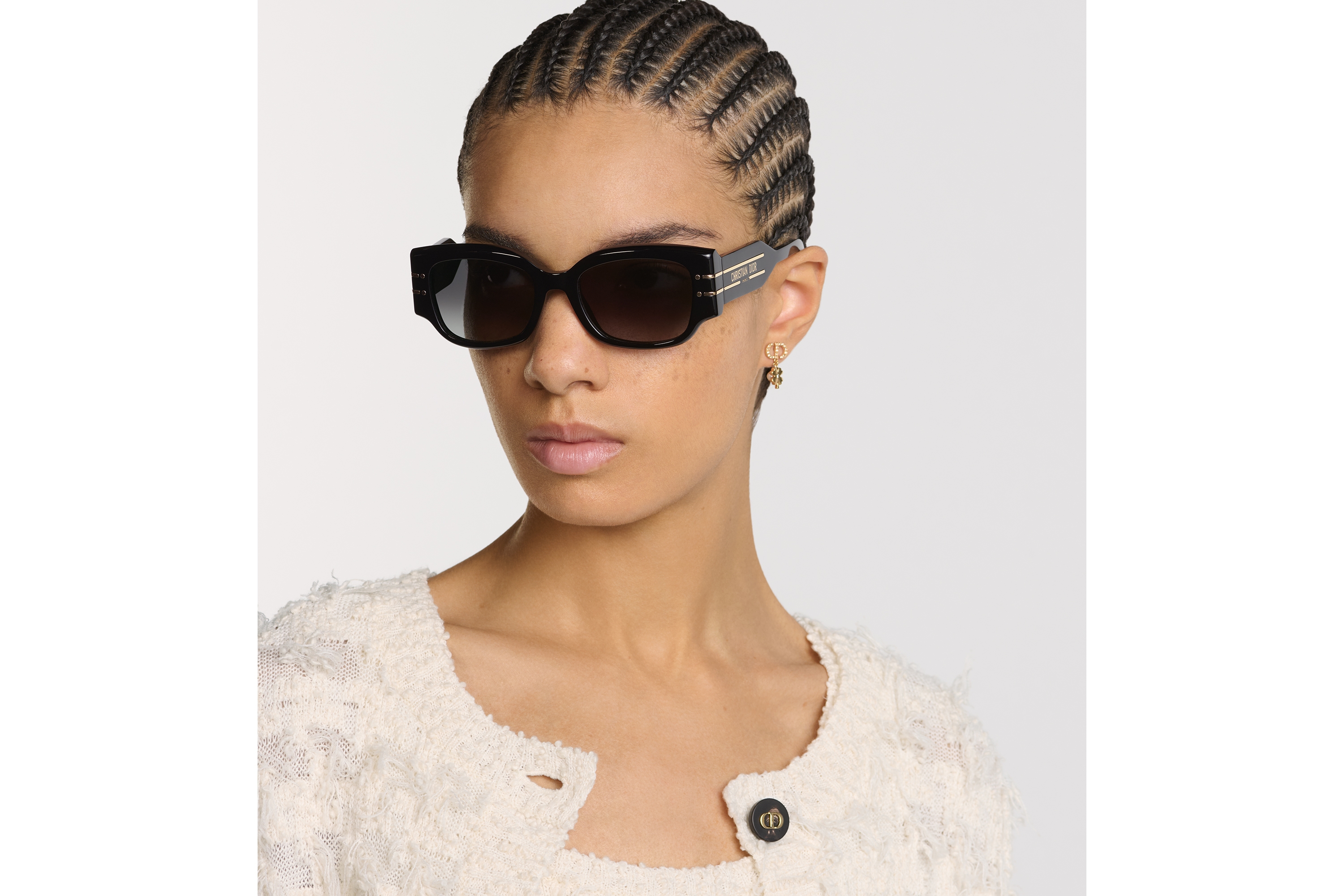 look_image_alt_prefix DiorSignature S13F Óculos escuros pretos com formato retangular E07