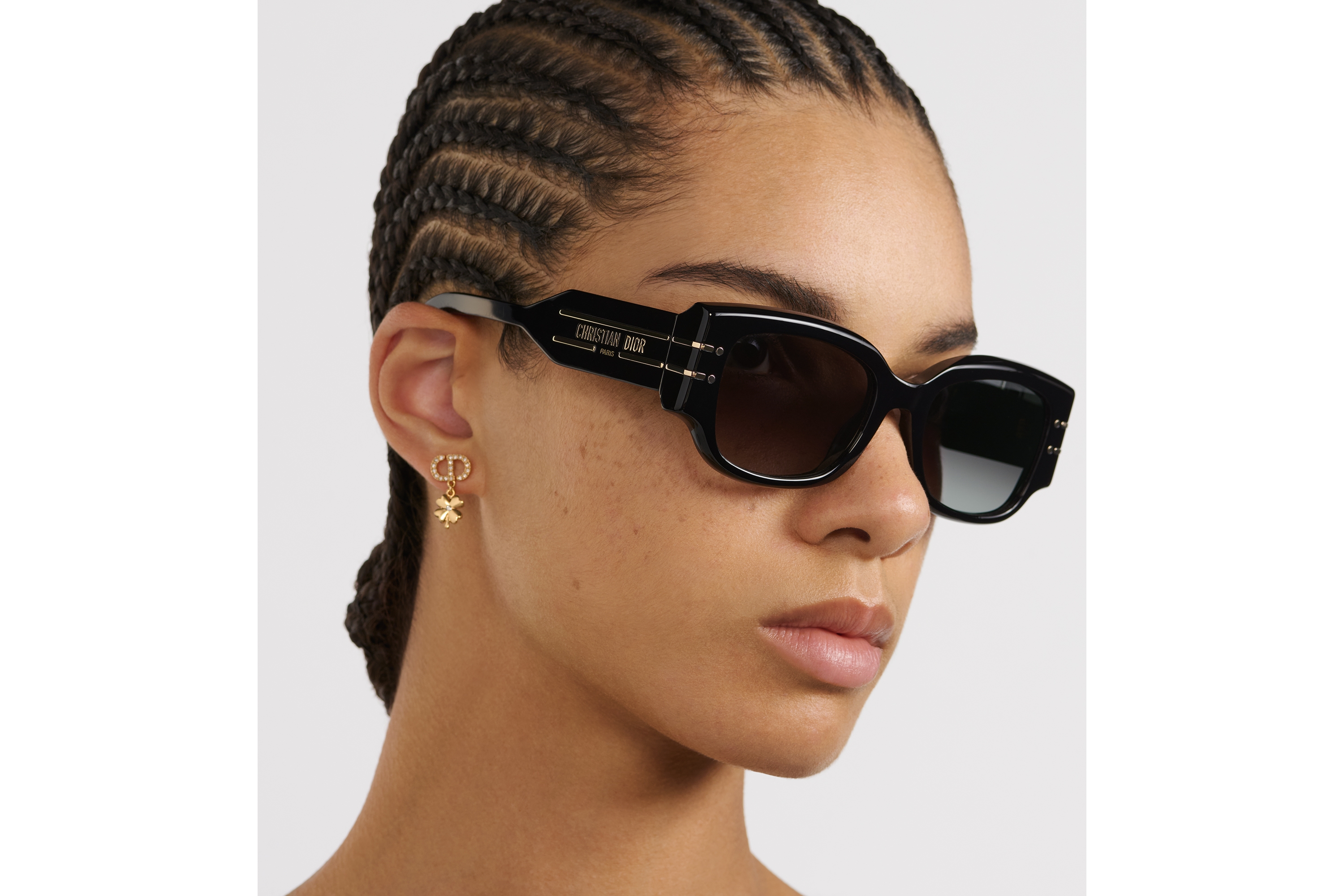 look_image_alt_prefix DiorSignature S13F Óculos escuros pretos com formato retangular E08