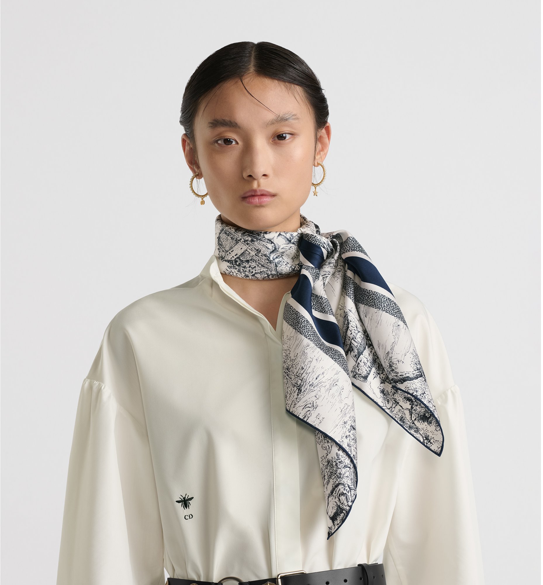 aria_look Toile de Jouy Scotland 90 方巾 aria_wornViewCropped