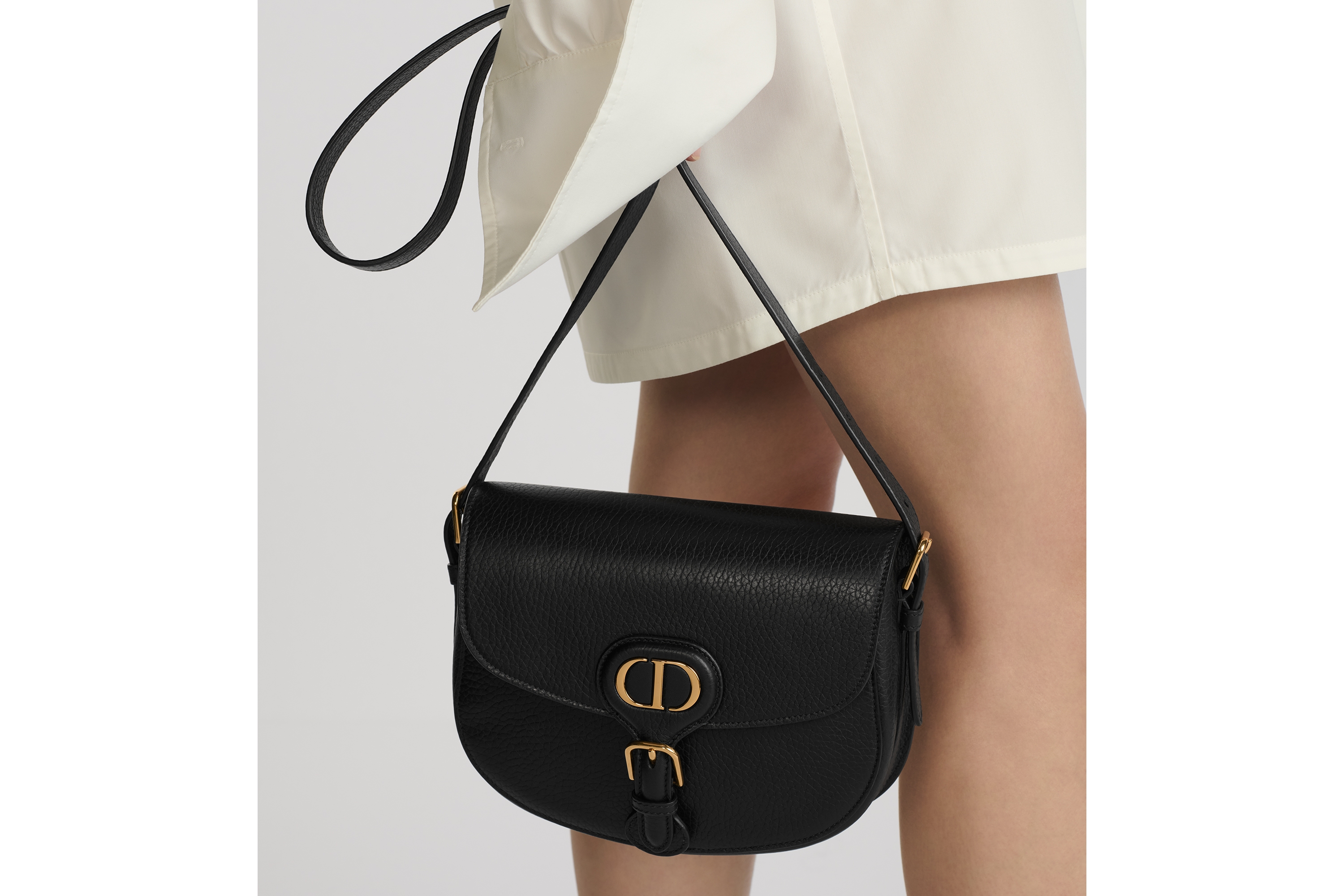 Dior Bobby 미디엄 백 블랙 그레인 송아지 가죽 E17