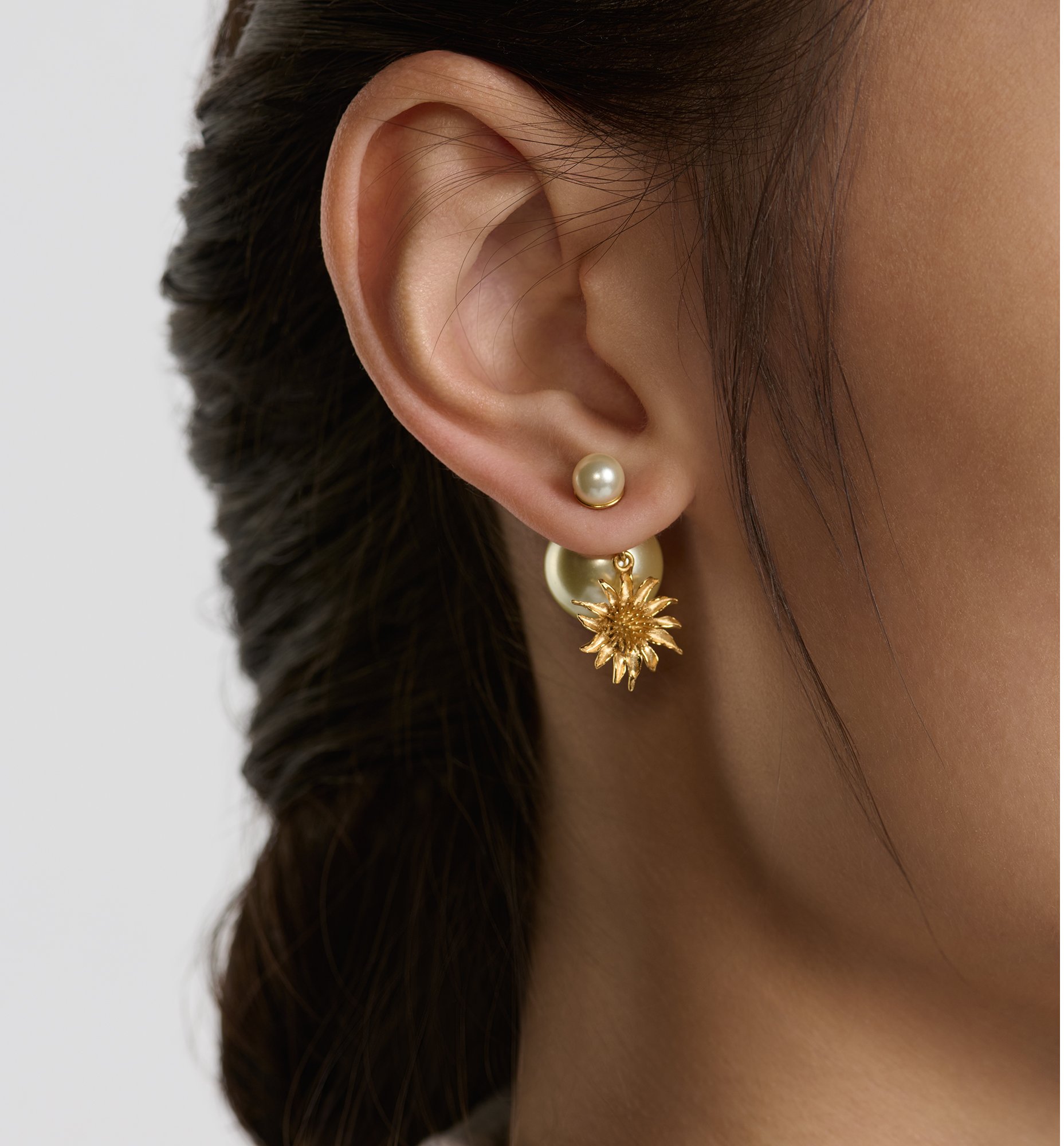 SINGULARU - Pendientes Leaves. Latón con Acabado en Baño Oro de 18Kt. Joyas Para Mujer