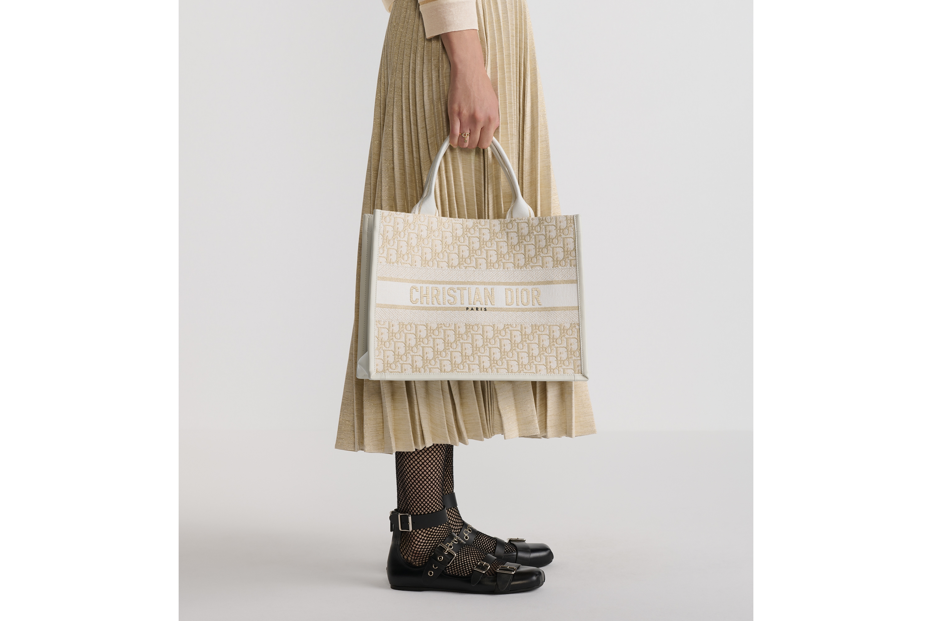Dior Book Tote 中型托特包 金色調金屬線 Dior Oblique 刺繡搭配奶白色小牛皮（36.5 x 28 x 16.5 公分） E11