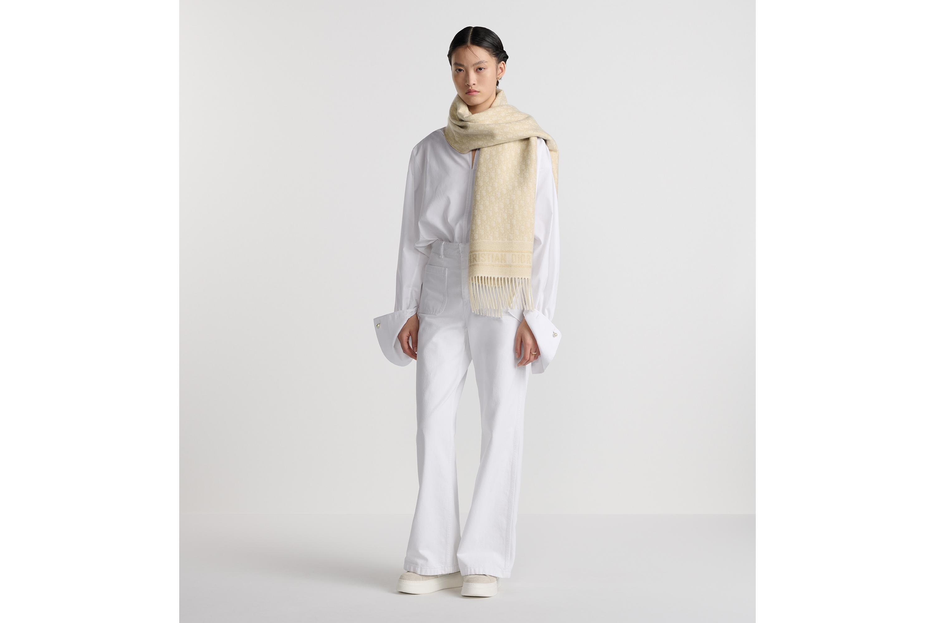 look_image_alt_prefix Echarpe Dior Oblique Mescla de cashmere cru e fio metálico dourado E17