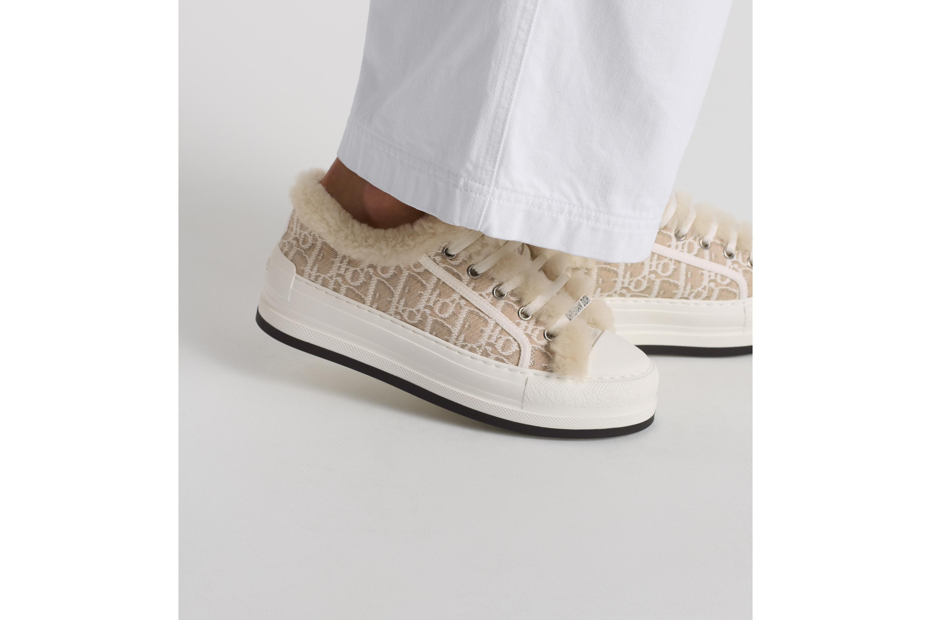 Look Sneaker à plateforme Walk'n'Dior Coton brodé du motif Dior Oblique beige et peau lainée d'agneau écrue E15