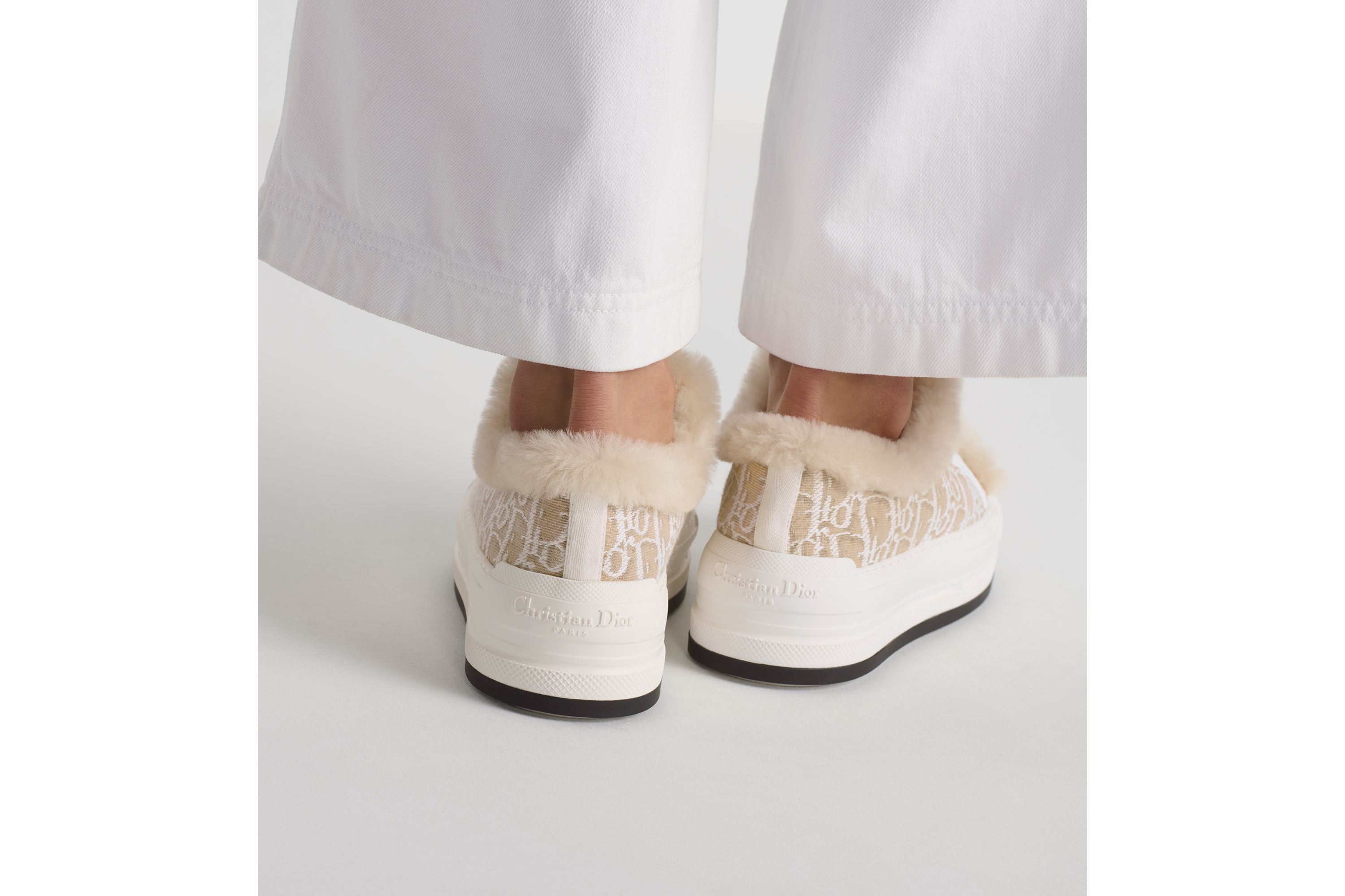 Look Sneaker à plateforme Walk'n'Dior Coton brodé du motif Dior Oblique beige et peau lainée d'agneau écrue E16