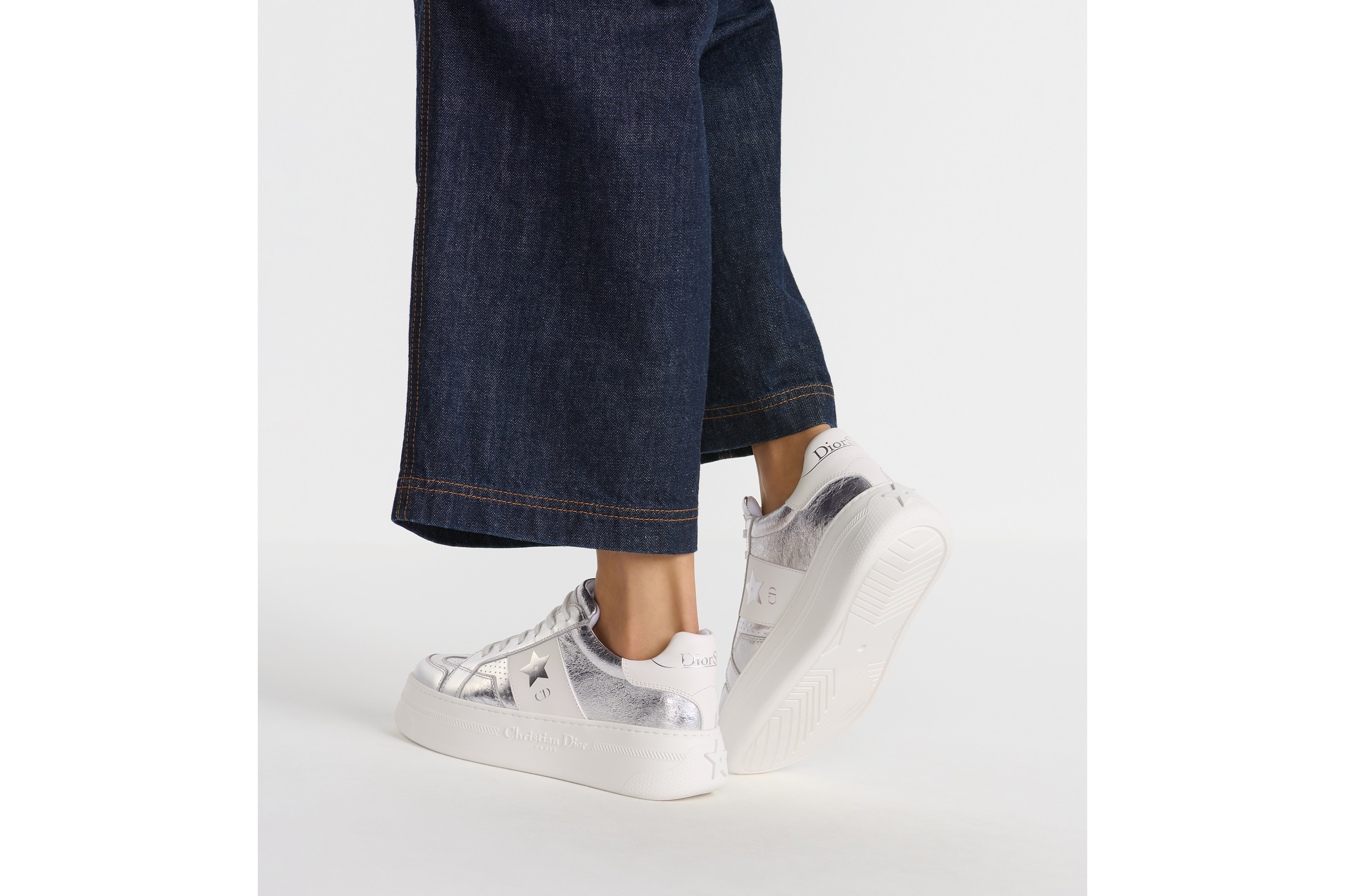 Look Sneaker à plateforme Dior Star Cuir d'agneau argenté effet craquelé et cuir de veau blanc E15