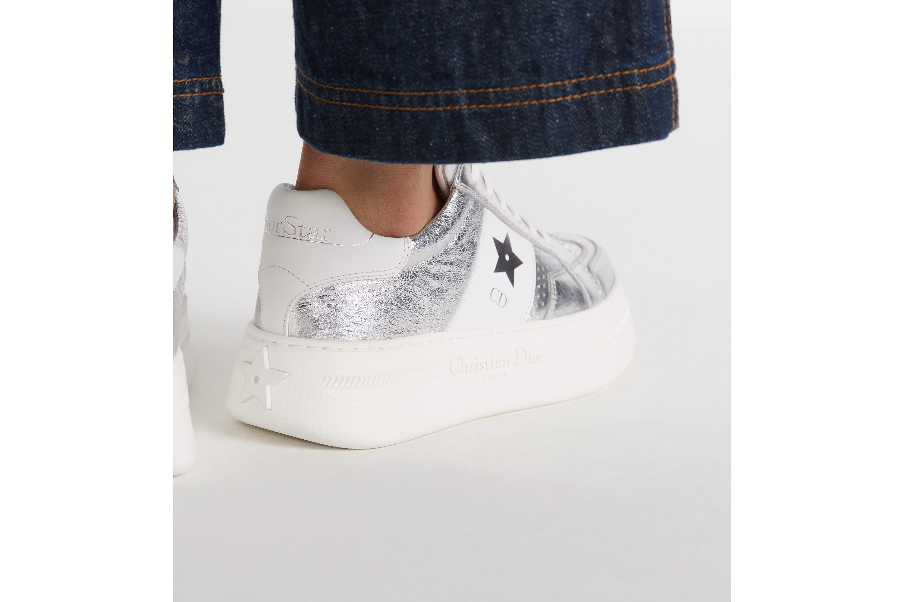 Look Sneaker à plateforme Dior Star Cuir d'agneau argenté effet craquelé et cuir de veau blanc E16