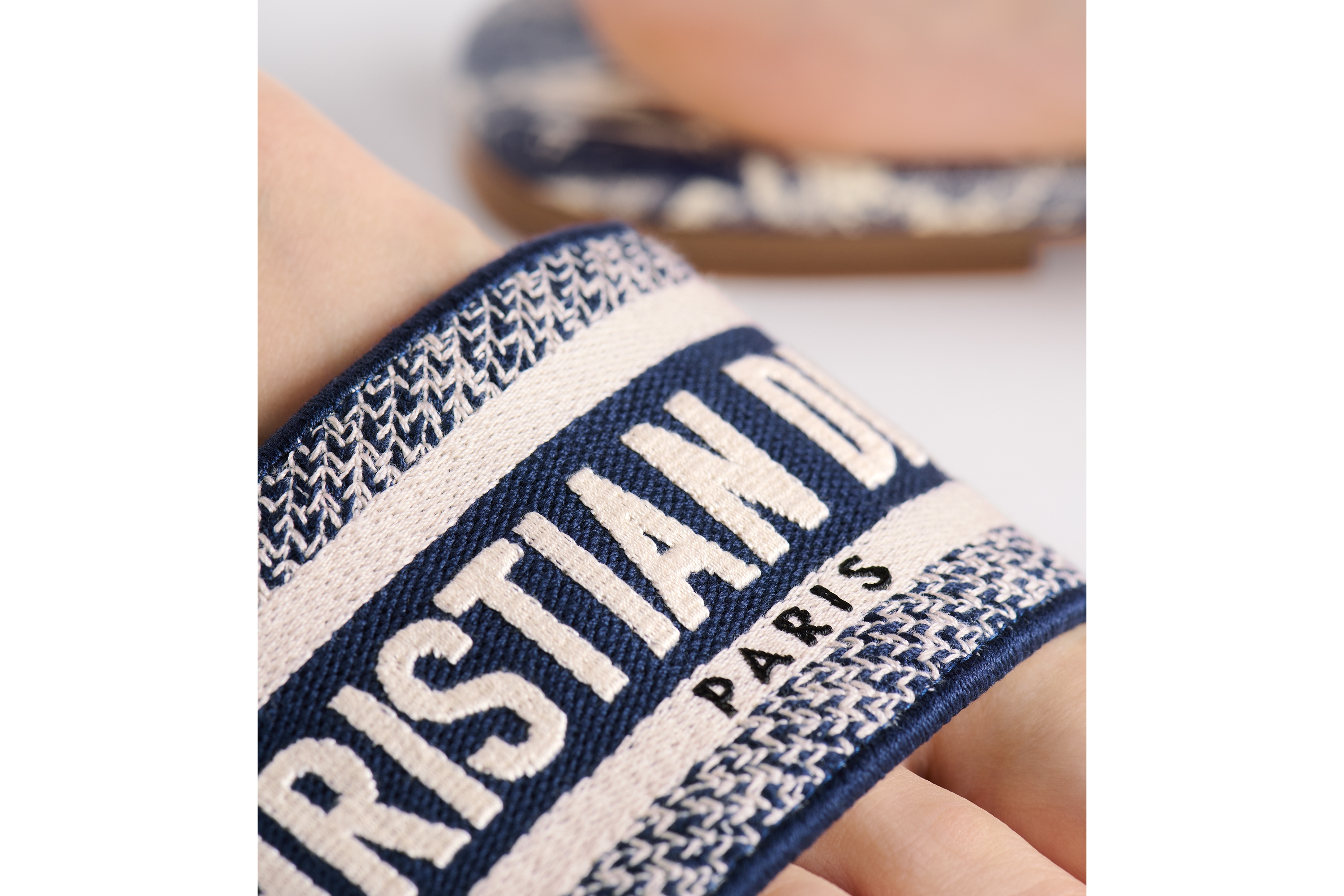 Look Dway Slide Vibrant Blue Embroidered Cotton and Toile de Jouy Motif E17