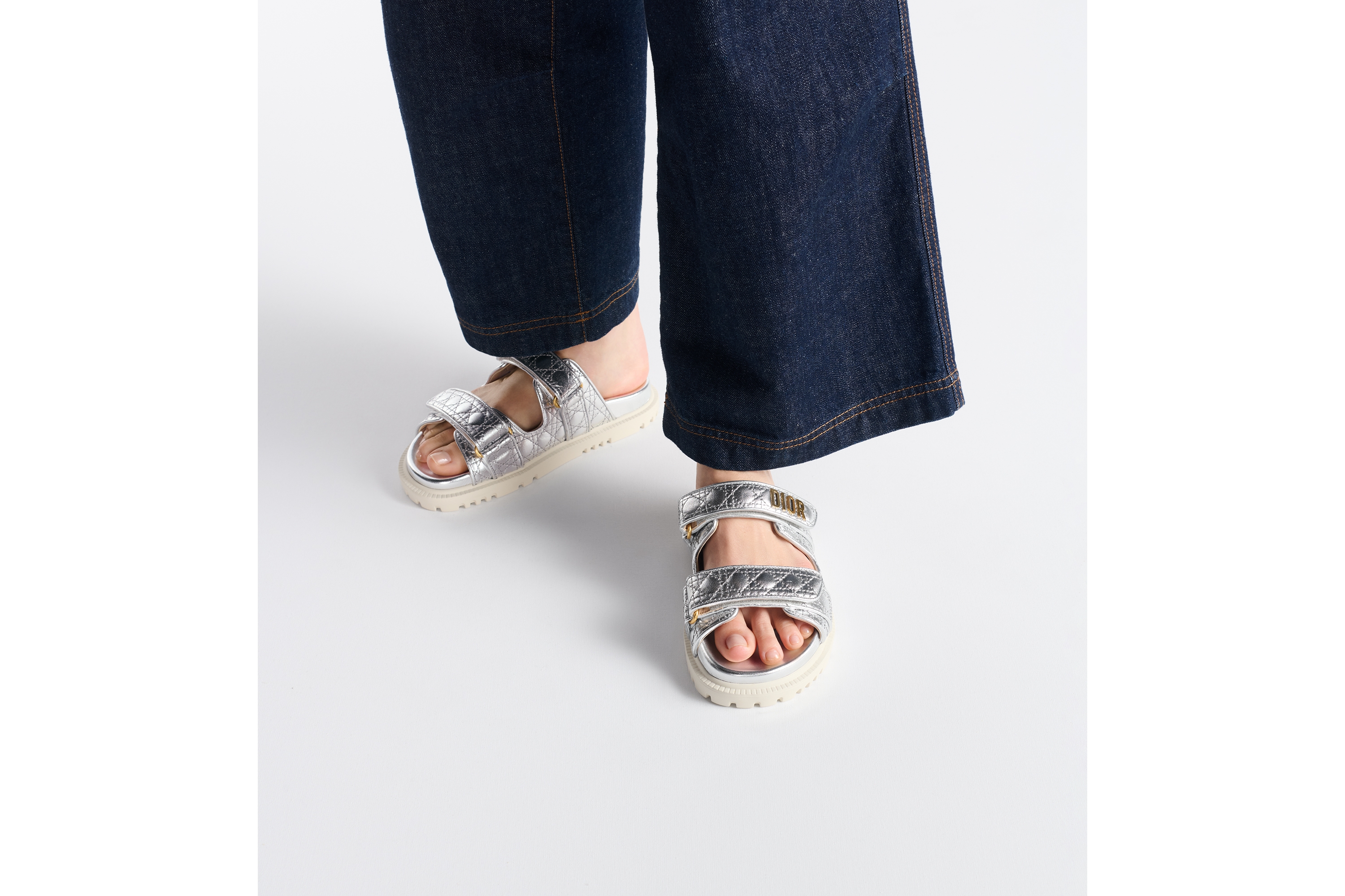 Slide Dior Or Dioract Pele de ovelha laminada prateada com motivo Cannage acolchoado E14