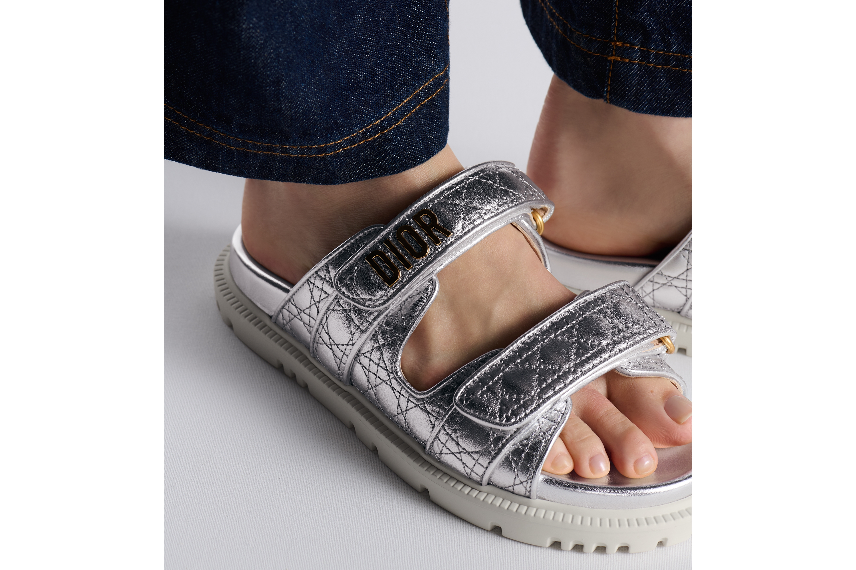 look_image_alt_prefix حذاء سلايد Dior Or Dioract مفتوح من الخلف جلد الخروف المُعالج بطبقة فضية لمّاعة مع نمط كاناج المضرّب E15