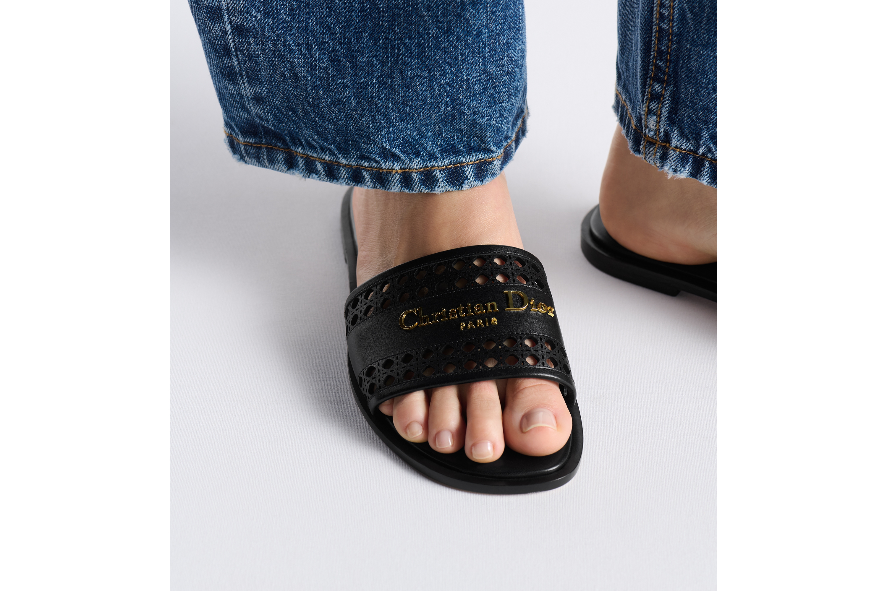 look_image_alt_prefix D-Lane-muiltje Zwart kalfsleer met opengewerkt Microcannage-motief E17