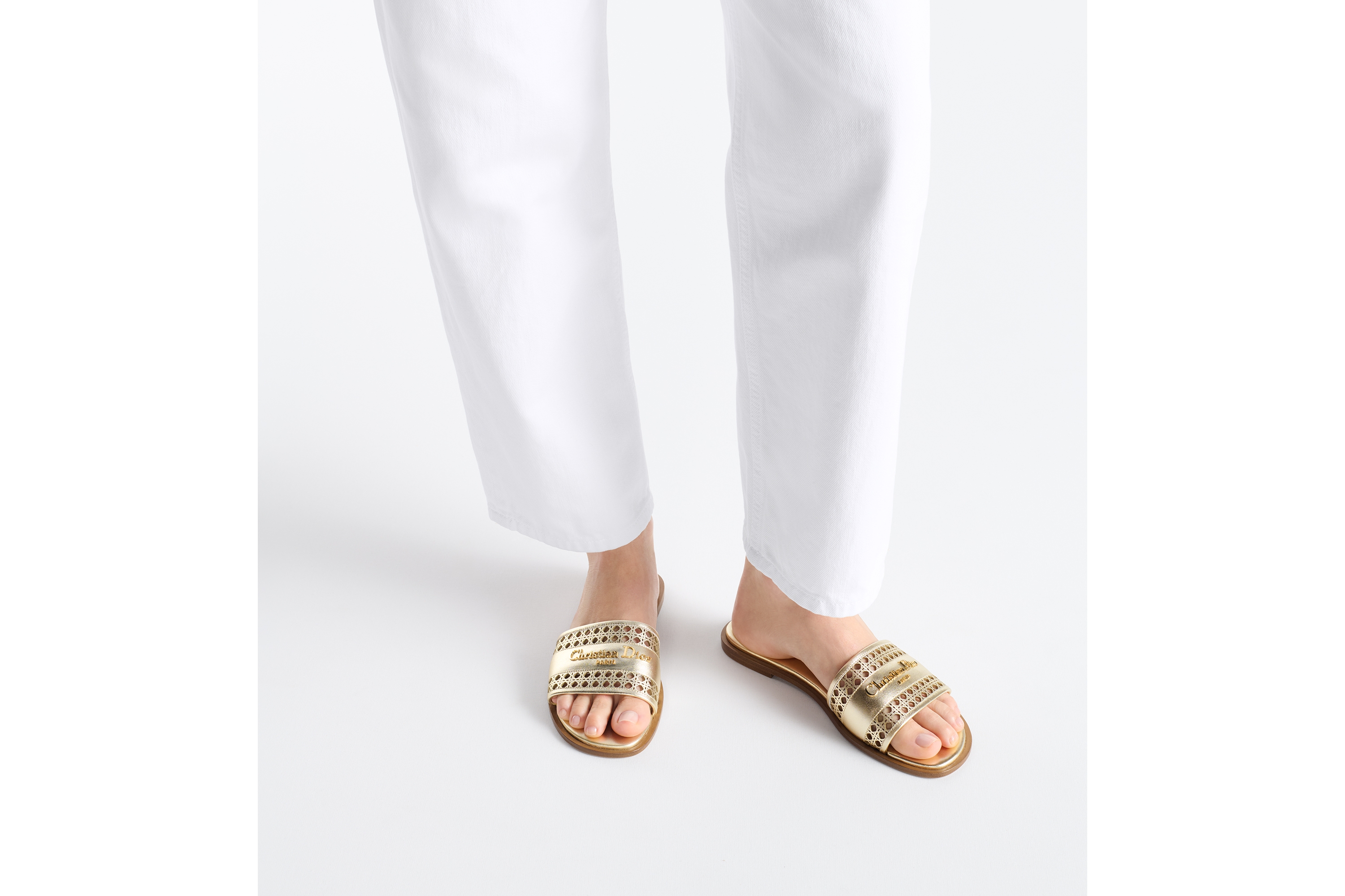 look_image_alt_prefix Dior Or D-Lane-muiltje Goudkleurig, gelamineerd kalfsleer met opengewerkt Microcannage-motief E14