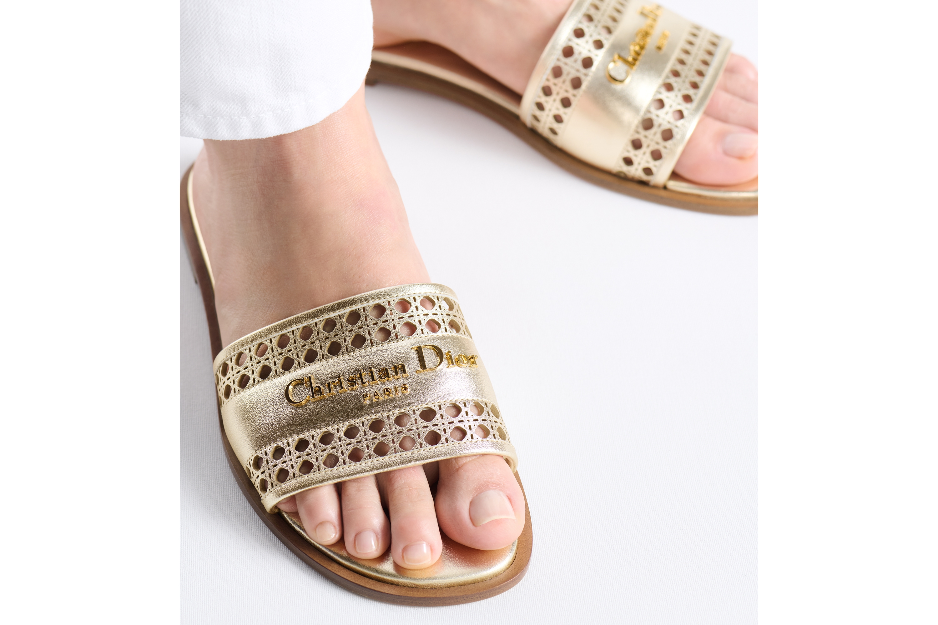 look_image_alt_prefix Dior Or D-Lane-muiltje Goudkleurig, gelamineerd kalfsleer met opengewerkt Microcannage-motief E15