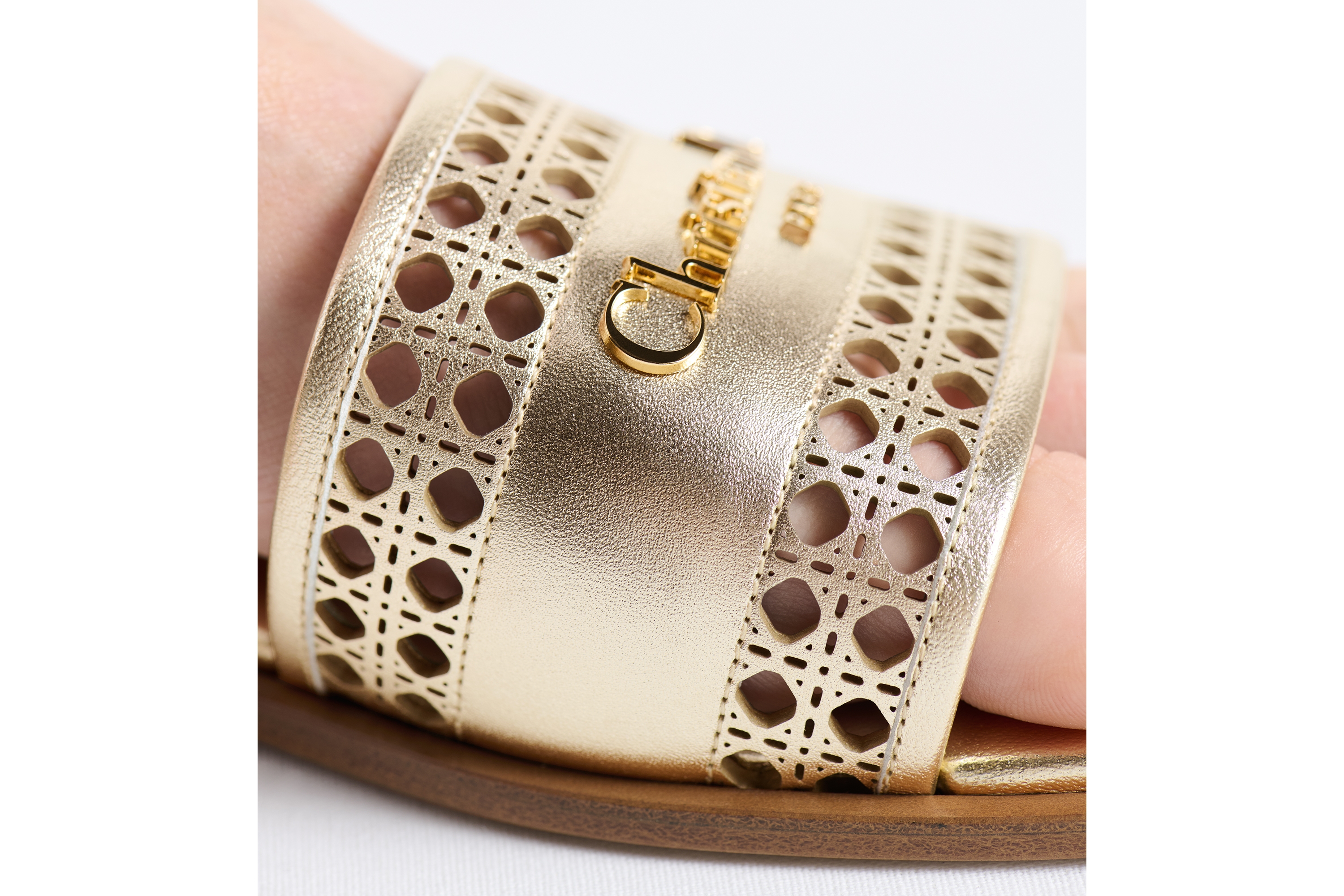look_image_alt_prefix Dior Or D-Lane-muiltje Goudkleurig, gelamineerd kalfsleer met opengewerkt Microcannage-motief E17
