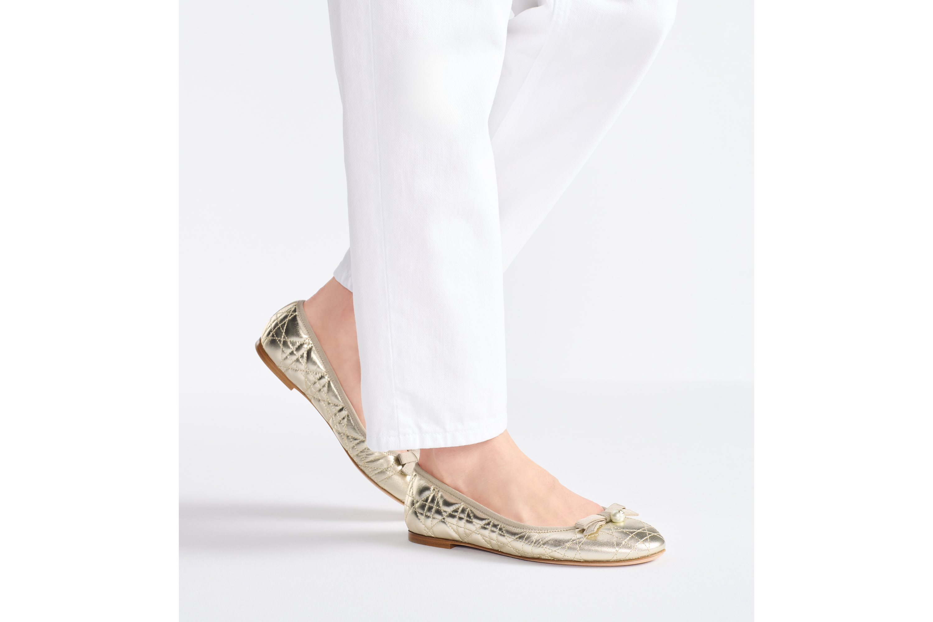 look_image_alt_prefix Dior Ballet-ballerina Goudkleurig gelamineerd lamsleer met doorgestikt Cannage-motief E15