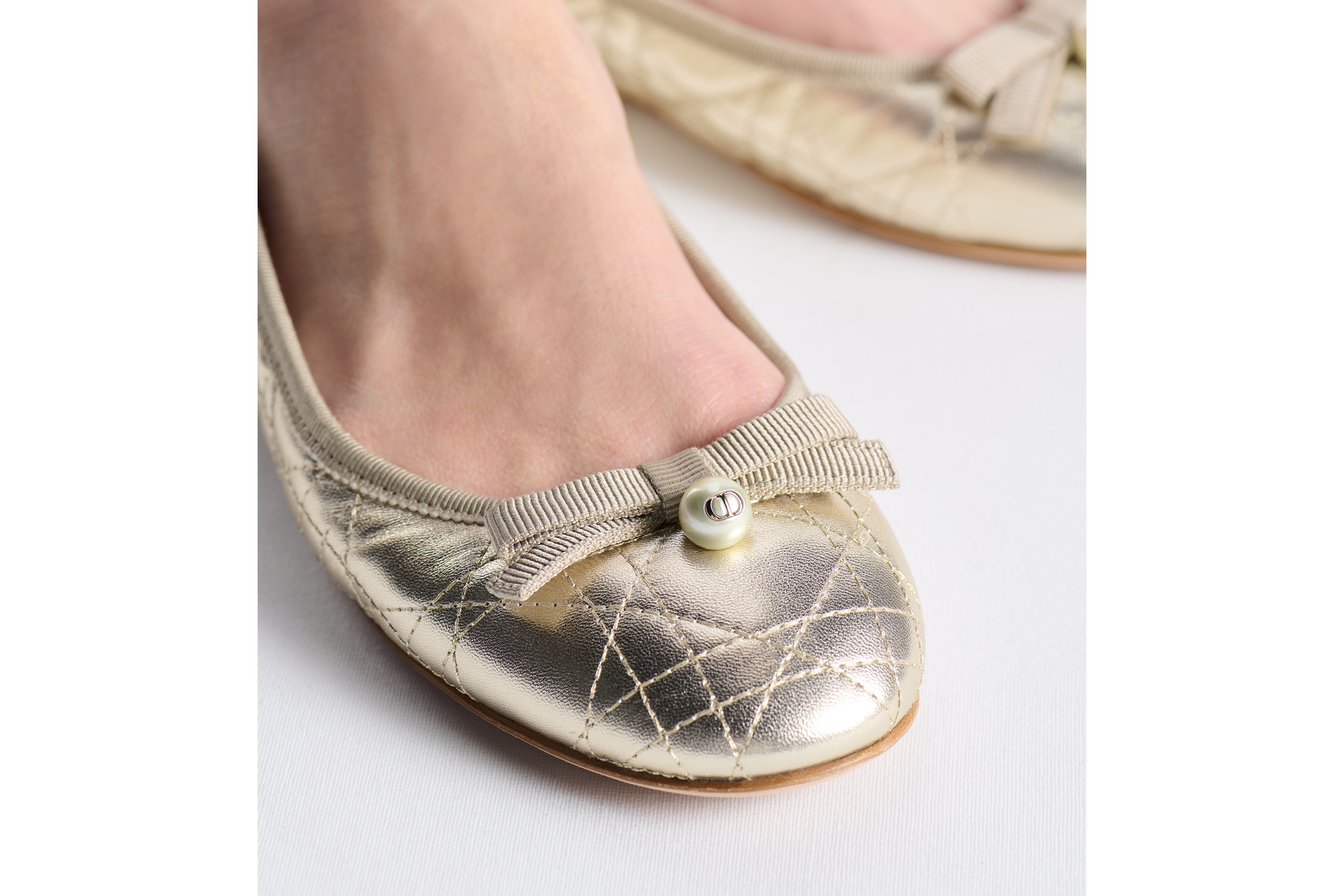 look_image_alt_prefix Dior Ballet-ballerina Goudkleurig gelamineerd lamsleer met doorgestikt Cannage-motief E17