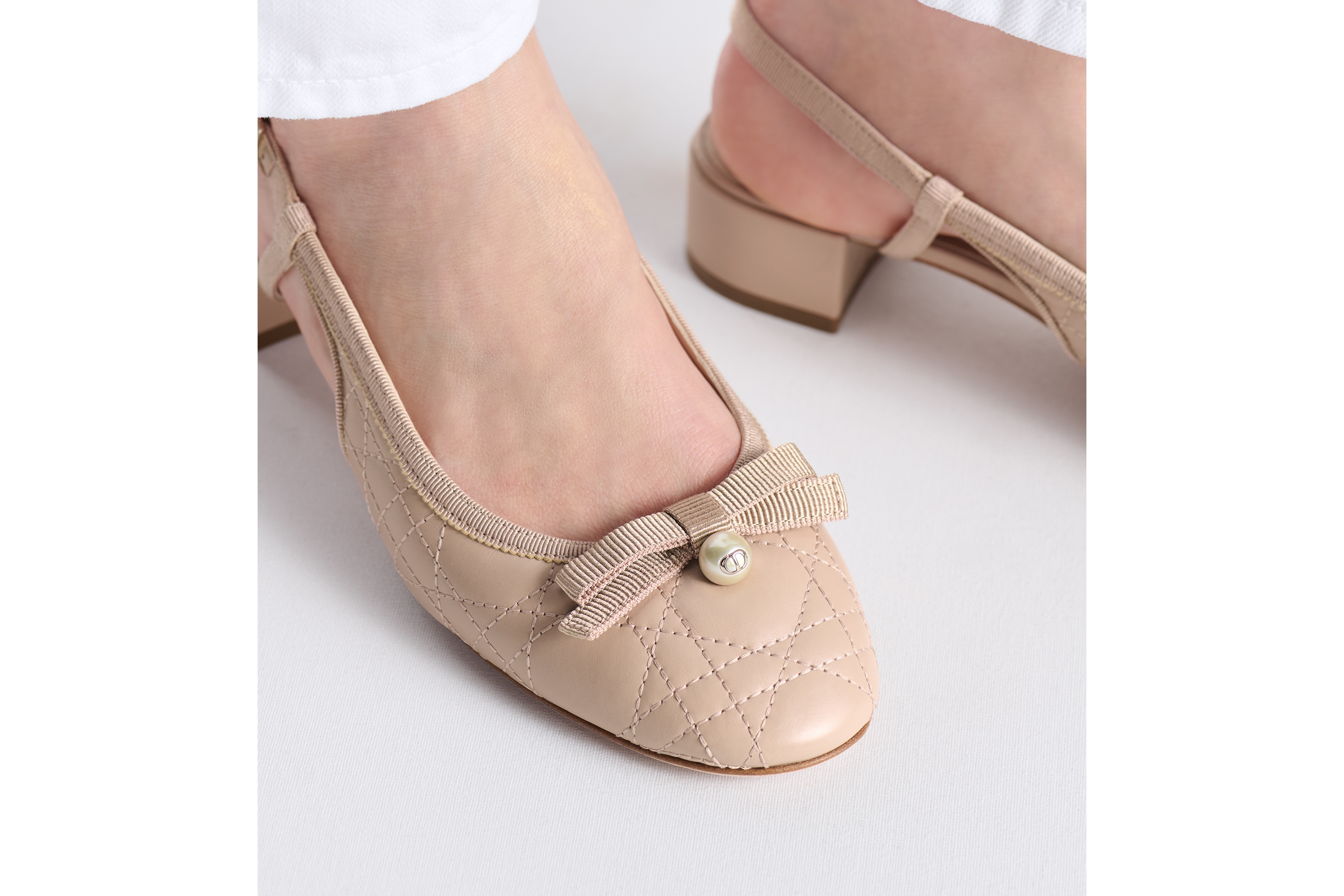 look_image_alt_prefix Dior Ballet Slingback-Pumps Gestepptes Cannage Kalbsleder in Nude E15